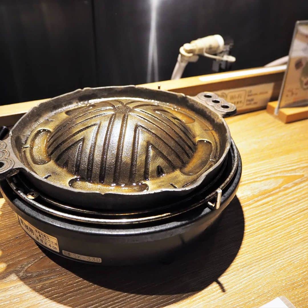 Kuboi Ayumiさんのインスタグラム写真 - (Kuboi AyumiInstagram)「先日、1人焼肉デビューしてきました！﻿ といっても、お友達と一緒にですが（笑）﻿ ﻿ 新宿にあるLAMB ONE（@lamb.one__）へ。﻿ ﻿ ヘルシーなラム焼肉が楽しめるお店で、カウンター席には﻿ ひとりひとつずつジンギスカン鍋が置いてあります。﻿ ﻿ 味比べセット(塩麹漬けラム肩ロース・ごま味噌漬け肩ロース・熟成ラム肩ロース)と﻿ お店で大人気のスプリングラムチョップを食べてきたのですが﻿ ﻿ 柔らかくてくさみもなくて、おいしかったですよ。﻿ ﻿ 低カロリー・高タンパクな熟成ラム肉なので、いっぱい食べても罪悪感がないのもうれしいな。﻿ ﻿ 食事のあとは、抹茶わらび餅とあったかいお茶でデザートタイム。﻿ 焼肉屋さんなのに、スイーツまでおいしくて大満足でした。﻿ ﻿ また買い物のついでに寄っちゃおう。﻿ ﻿ ﻿ #ジンギスカン #新宿 #shinjyuku #おひとりさま #焼肉 #ラム #tokyo﻿ #ラムワン #1人焼肉 #ジンギスカン　#Lamb #japan #japanesefood」2月28日 19時30分 - himekagami