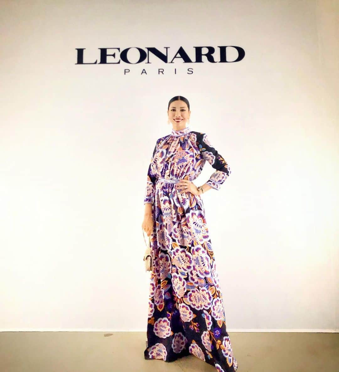 アンミカさんのインスタグラム写真 - (アンミカInstagram)「2020-2021秋冬パリコレクション 一本目は、Leonard〜レオナールへ👠✨ 。 最新のドレスに身を包み、世界で最も美しいプリントに魅せられました✨ 。 最高の素材で作られる、色の魔術師のアイテムの数々....あまりの美しさにため息。。 。 #今回もフロントロウでのショーを観させて頂き感謝🎵 #いつかこの華やかな柄が似合う女性になりたいと夢見て今着ることが出来て感激です💐 #leonard #parisfashionweek #pariscollections #fashion」2月28日 19時32分 - ahnmikaofficial