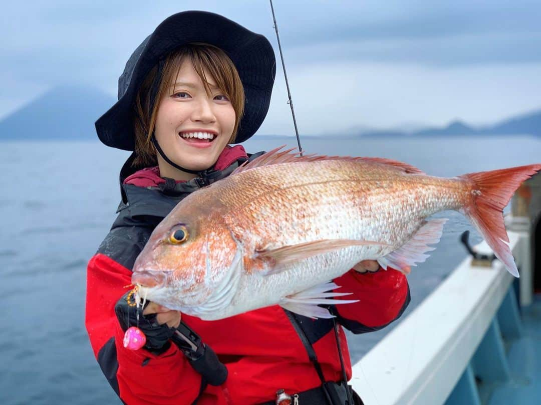 秋丸美帆さんのインスタグラム写真 - (秋丸美帆Instagram)「開聞岳をバックに、桜（鯛）を咲かせましたっ🌸🌸🌸 ▶️紅牙AIR N65MB TG-AM × ボタニカルピンク #kagoshima #kyushu #ibusuki #sea #fishing #lurefishing #鹿児島 #指宿 #開聞岳 #タイラバ #海 #みっぴ #釣り」2月28日 19時32分 - mippy34