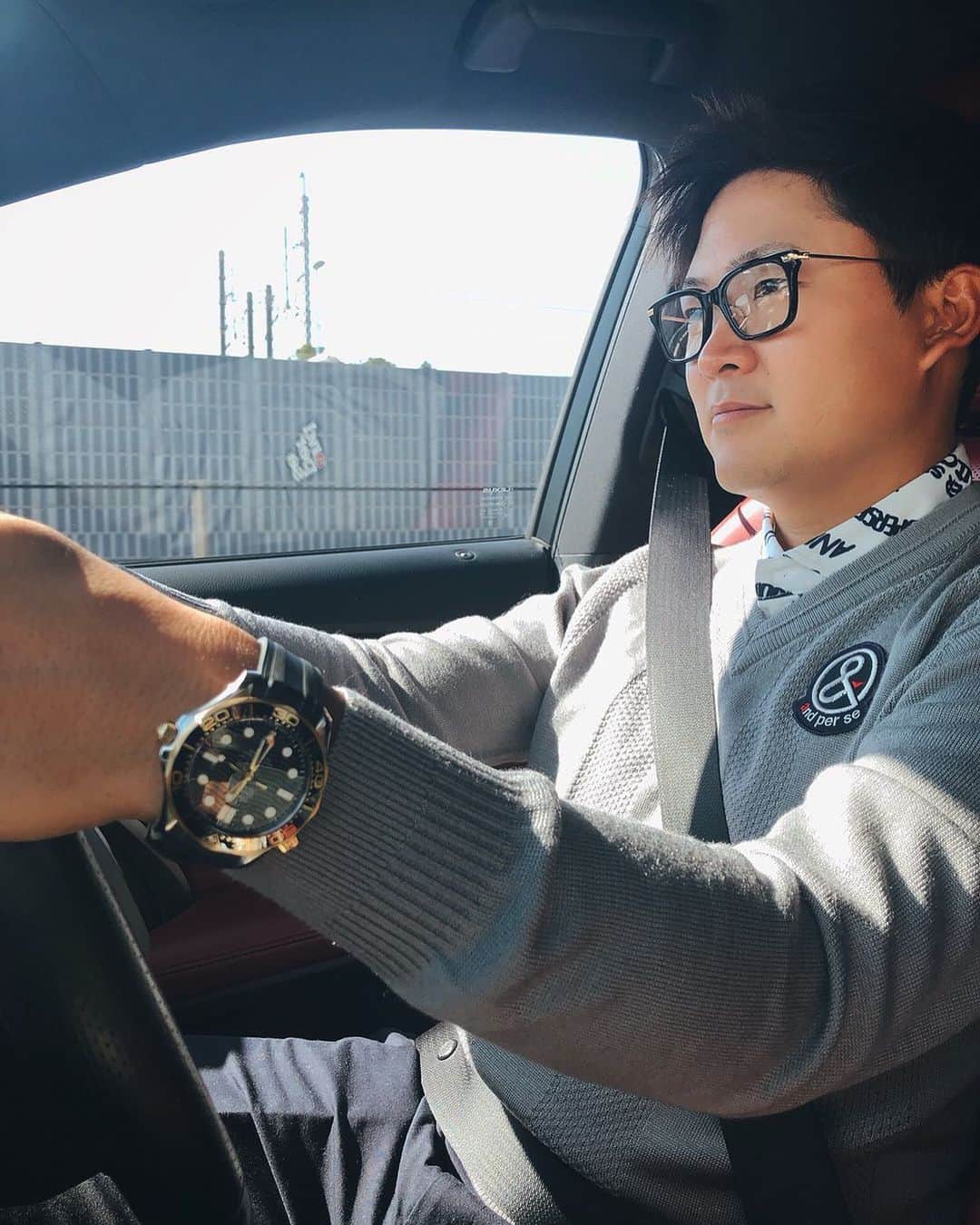 のインスタグラム：「撮影のため車で移動中。 Driving now! @OMEGA #OMEGAmychoice」