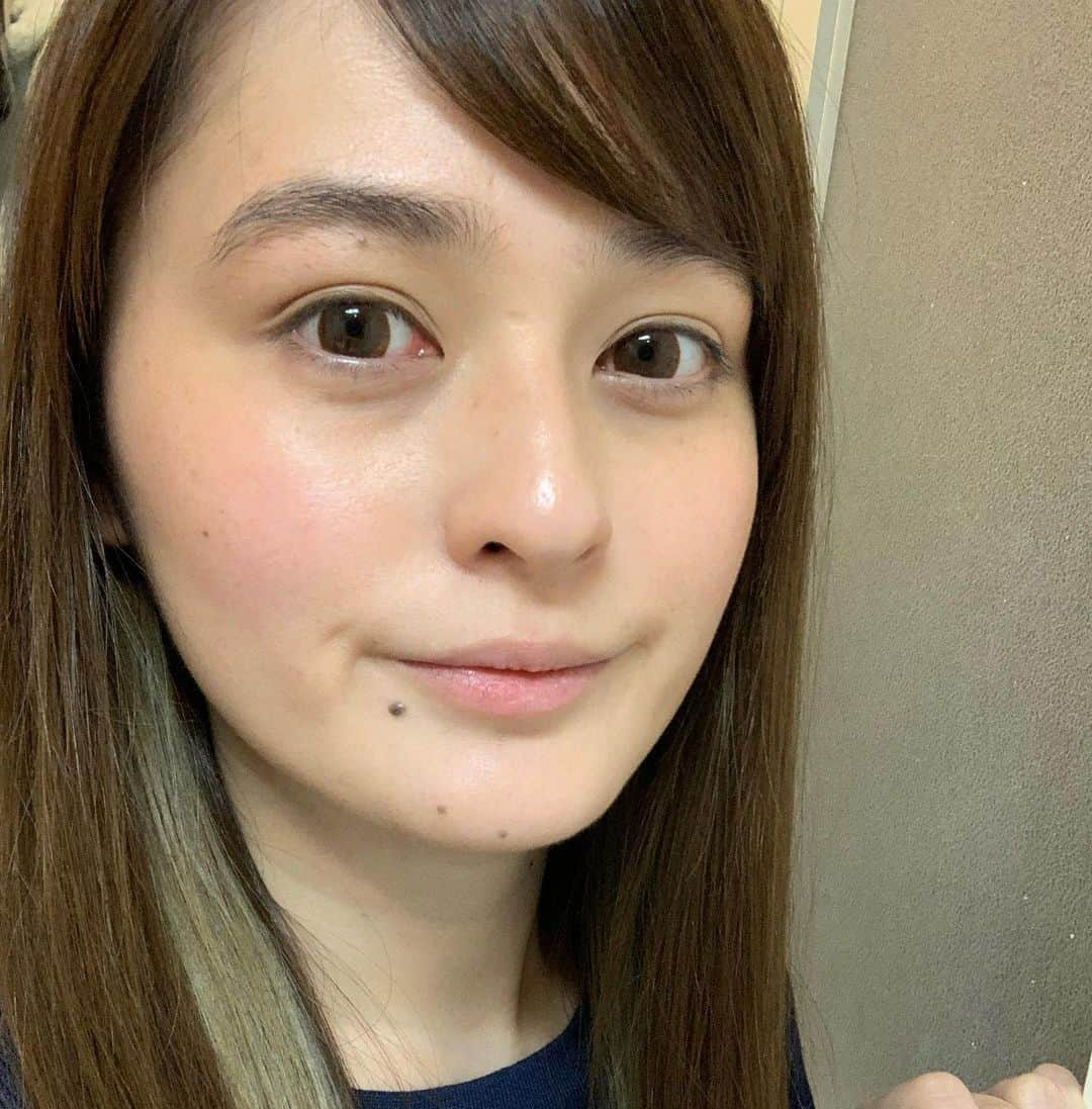 奥山夏織さんのインスタグラム写真 - (奥山夏織Instagram)「濃密な泡のファンデでの#KORPEAナノバブルファンデーション で艶肌andしっかりカバー❣️ ・ 泡ファンデって使用したことがなくて、今回初めて使ってみましたがすごい使いやすい💓重たくなくて肌が軽い感じ😊 ・ #ナチュラル & #オラクル の2種類セットで、私が今回使ったのはオラクル❣️顔を引き締めて見えるようにと思いましたが、自然でそこまで黒くならないのがよかったです✨ 単品としてもつかえるけど、裏技として２つを混ぜて使用するのもいいみたい🤔 ・ ちなみに写真の流れで 化粧→商品→泡の状態→ノーメイク→肌だけ塗る→つける動画→商品二つの写真→混ぜて使う写真 って感じなので、使用感を是非見ていただければと思います🙋‍♀️💓 ・・・ @crossgate.japan  #ファンデーション難民 #コスメ大好き #ファンデーション #敏感肌 #スキンケア #美肌 #肌が弱い #ナチュラルメイク #透明感 #ファンデーションいらない #肌がテカる #シミくすみカバー #毛穴が目立つ #いちご鼻 #透明感が欲しい #トーンアップ #話題のコスメ#スキンケアファンデーション #肌にやさしい」2月28日 19時43分 - okuyama_kaori