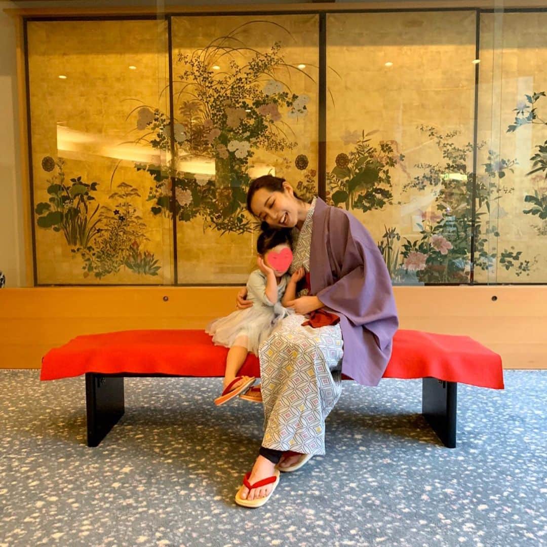 PINKYのインスタグラム：「Onsen trip♨️✨👘 . 少し前に連れて行ってもらった温泉で、最高に癒された🙏🌈✨ . いつも個室露天風呂のあるお宿をチョイスするのですが、こんな時だから特に、家族だけでゆったりと温泉に浸かることができて幸せ♨️✨ . 夕食には土筆があしらわれた料理もあって、春の訪れを感じました🌸 . そうそう！ 娘の玩具についても質問をいただいたのですが、今回持って行ったマグネットのブロックはかさばらないし自由に遊べるので優秀賞でした🧱🧲💮 ・・・ ・・・ #love #happy #family #mamalife #parentslife #onsen #trip #温泉旅行 #個室露天風呂 #土筆 #throwback #娘のおもちゃ #マグネットブロック」
