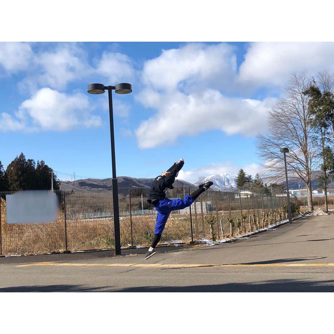 石丸千賀のインスタグラム：「. 仙台でも飛んじゃった☺︎ . 雪溶けとらんけんね〜 寒かった〜🏔 . #スパガ #仙台 #宮城県 #instagood . 出張 スパガTimes YouTubeにて公開中☺︎」