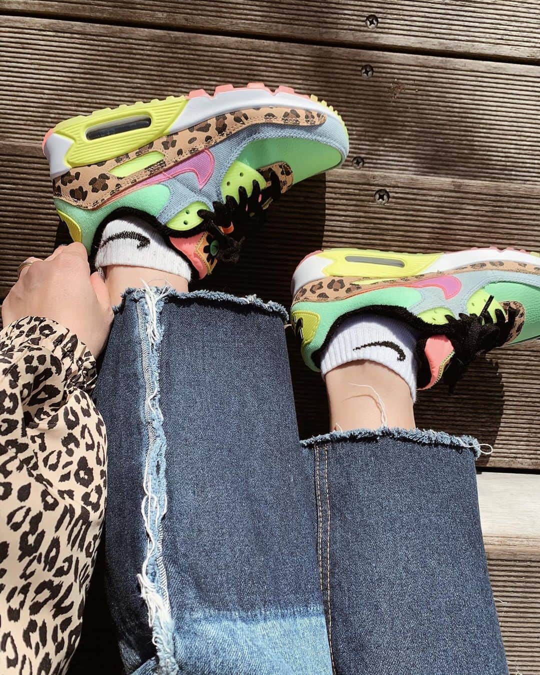 jyA-Me（ヤミー）のインスタグラム：「Women’s version 💖🤎💜💙💛💚 激かわ😍 . @atmos_pink_official  #atmospink #アトモスピンク #NIKE #airmax90 #AM90 #エアマックス #スニーカー女子」