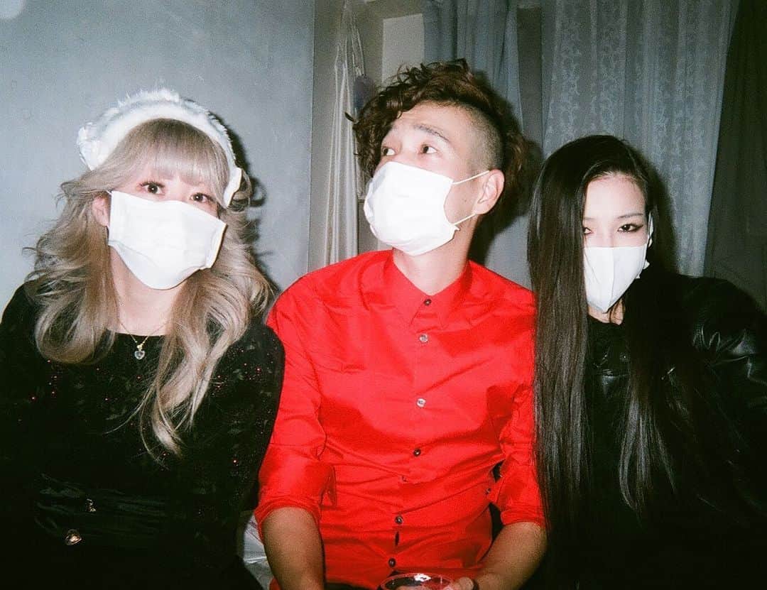 東京DANDYのインスタグラム：「At a house party a few years ago (maybe 10 years ago?!) Face masks for cat allergies and colds. There's a confusing mood right now - reminds me of the weeks following ‪3/11‬. My heart goes out to anyone with tough decisions to make regarding events/ceremonies/parties planned in the coming weeks. 2020 was set to be such a big year for Japan, and it still could be - I'm going to continue to wash my hands thoroughly and hope for the best. (And happy birthday for yesterday @kyokobarbie x)  #使い捨てカメラ #35mm #disposablecamera #facemask #Japan #Covid19 #Archive #Disposables」