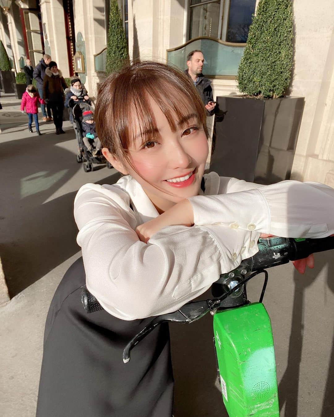 てんちむさんのインスタグラム写真 - (てんちむInstagram)「ライム乗って移動した🚲🚲楽しいデス  パリでいろんなもの見れて、色んな経験できました☀️すっごい刺激受けた😤  いーぱい遊んでリフレッシュしたので今日からもやし生活始めて節約します🥕」2月28日 19時41分 - super_muchiko