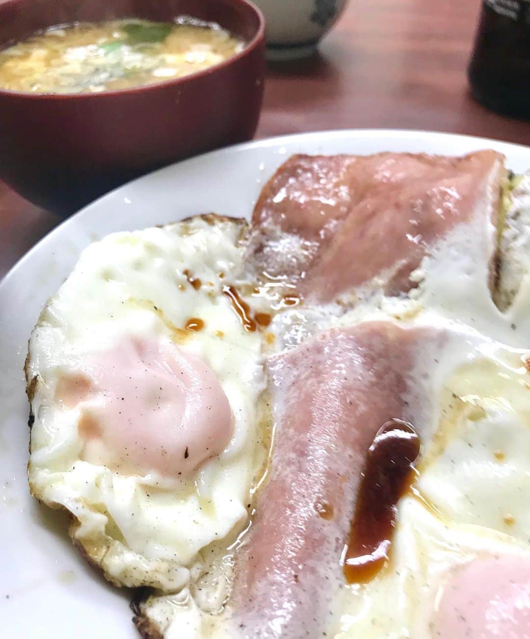 江口寿史のインスタグラム：「ハムエッグ定食。こういうの。こういうのが食いたかったんだよ。定食屋は米と味噌汁と漬け物が旨ければもうそれだけでOK。」