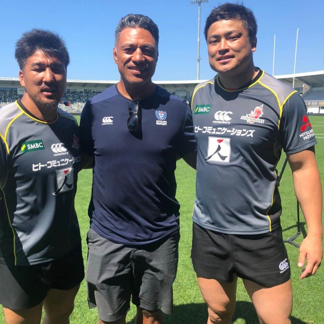 谷田部洸太郎さんのインスタグラム写真 - (谷田部洸太郎Instagram)「2020.2.29 三菱地所スーパーラグビー2020 ROUND 5 vs Hurricanes 応援宜しくお願いします！ #KEEPHUNTING  #HUNGRYWOLF #押忍だなぁ #⚔️🤝🐺 #napier 試合ができることに感謝🙏 . 2枚目 3年前サンウルブズに初めて呼ばれた時のヘッドコーチ 家族や兄弟を大切に思う気持ちを教えてくれた人 #FiroTiatia  #フィロティアティア に会えたこと嬉しく思いました。 またその時大変だったなと思い出させてくれました。 それを乗り越えてきたから今がある。 行きましょー！頑張ります👍 #兄弟 #family」2月28日 19時45分 - kotaro_yatabe