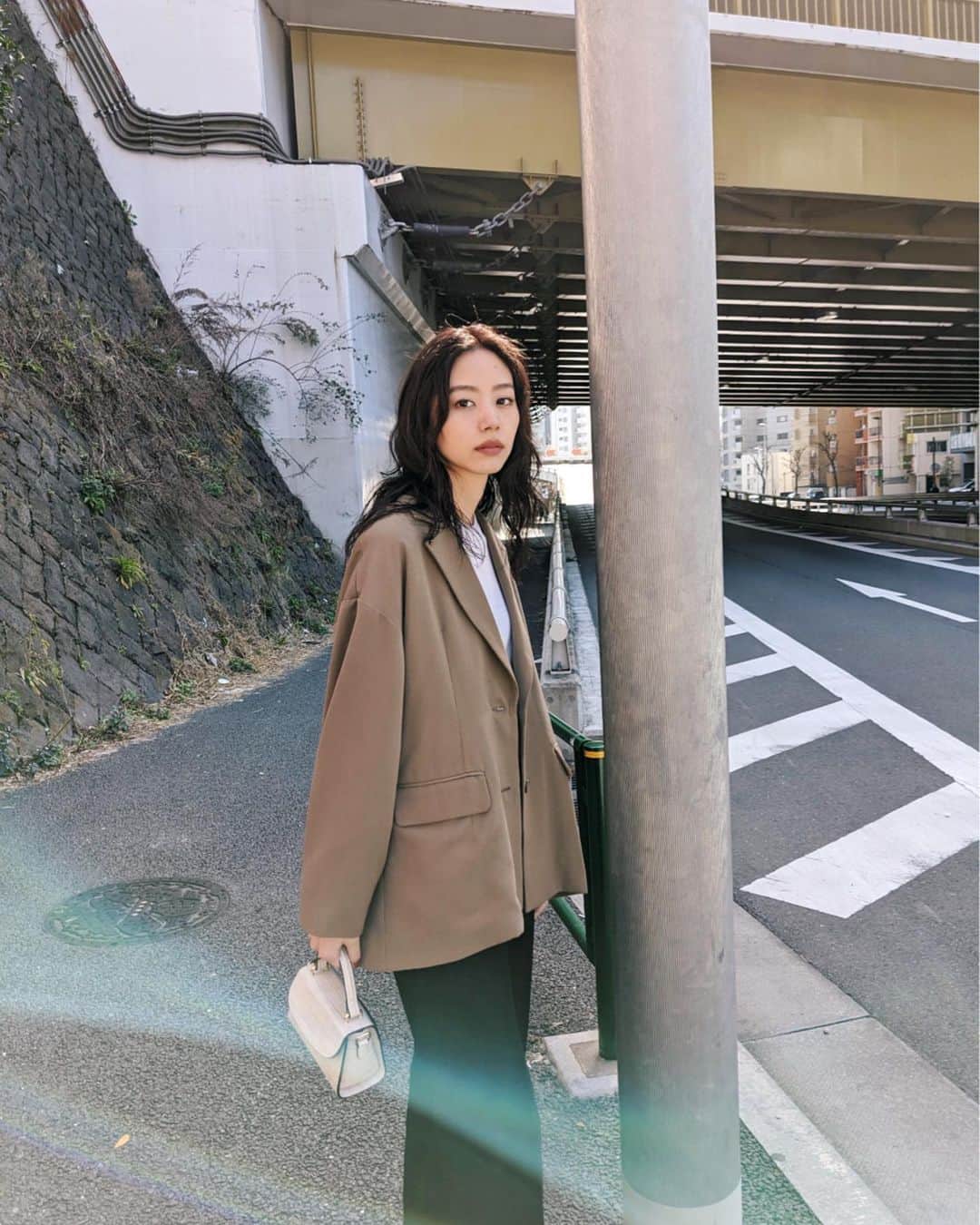 Shiho Sasakiのインスタグラム：「春の気温になると、やっぱりジャケットが着たくなるな🌸 ドロップショルダーでラフにシャツ感覚で羽織れるシルエットだよ❣️ 写真だと伝わりにくいけど、このbeigeのようなkhakiのような絶妙な色味がツボ✨ #MOUSSY#MOUSSYSNAP#pixelで撮影#team_pixel#baroque_pixel」