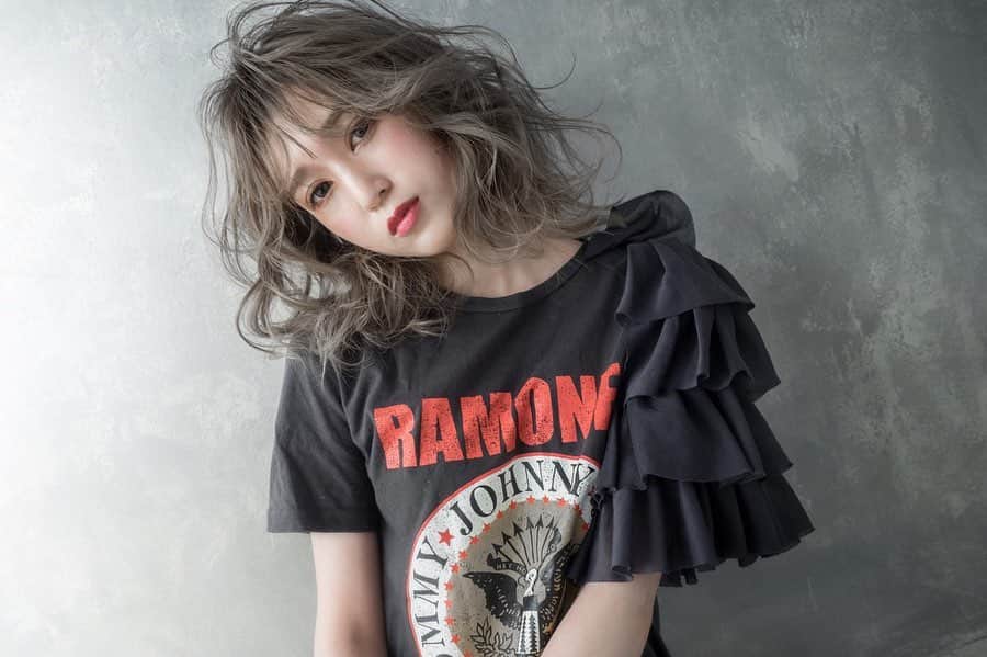 RabichePowのインスタグラム：「こんにちは🌞 先月私がプロデューサーを務めさせて頂いた 美カクさんとの共同プロジェクト♡ . アジアトレンドスタイル撮影で 担当してくださったスタイリストさんの作品を 一部アップさせて頂きます♡ . 今回はショートヘアー.パーマ.カラー. トレンド撮影.ヘアアレンジなどのテーマを分けた撮影で このプロジェクトを成功させるために どなたに依頼をするか、美容師さんのリアルな技術を アジアに向けて発信できるか考えたときに . まずトレンド撮影では フォトも、高い技術へのこだわりも含め 真っ先に浮かんだのがあいじさんで お忙しい中、快く引き受けてくださり 一緒にお仕事させて頂く日が来るなんて 感激でした♡ . 1枚め、2枚めは @chelobyrelease_aijimatsui  松井愛士さんの作品です。 . 中国の大手企業からのご依頼ということもあり いろんな要望に応えながら素敵な作品に仕上げてくださり 本当に感謝です🙏 . また何かご一緒できる機会があると嬉しいです！ ありがとうございました！ . #トレンドスタイル#美容師#ヘアメイク#ヘアアレンジ . しばらくこのプロジェクトの連投になります😍💕 .」