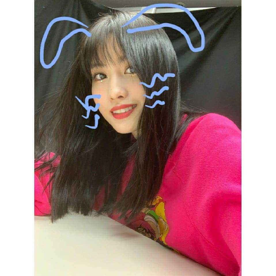 TWICEさんのインスタグラム写真 - (TWICEInstagram)「원스는 뭐하나아아앙...🌼? 난...치아가 너무 아파서 죽이랑 아보카도 먹었어요...(사랑니빼고 신경치료했어요...😑) 고기 먹고싶다...😑 원스들 추천하는 영화 있으면 알려줘용!! 모모의 추천 영화는 시동!! 너무 재밌게 봤어요!! 저희 노래 엄청 나오더라고요..그래서 더 신났어요 ㅋㅋ 낙낙이...최고였어요..🙈ㅋㅋ 안본 원스는 꼭 봐봐용 ㅎㅎ」2月28日 19時49分 - twicetagram