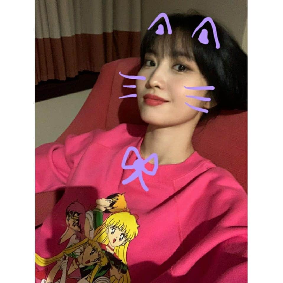 TWICEさんのインスタグラム写真 - (TWICEInstagram)「원스는 뭐하나아아앙...🌼? 난...치아가 너무 아파서 죽이랑 아보카도 먹었어요...(사랑니빼고 신경치료했어요...😑) 고기 먹고싶다...😑 원스들 추천하는 영화 있으면 알려줘용!! 모모의 추천 영화는 시동!! 너무 재밌게 봤어요!! 저희 노래 엄청 나오더라고요..그래서 더 신났어요 ㅋㅋ 낙낙이...최고였어요..🙈ㅋㅋ 안본 원스는 꼭 봐봐용 ㅎㅎ」2月28日 19時49分 - twicetagram