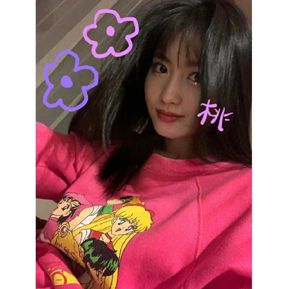 TWICEさんのインスタグラム写真 - (TWICEInstagram)「원스는 뭐하나아아앙...🌼? 난...치아가 너무 아파서 죽이랑 아보카도 먹었어요...(사랑니빼고 신경치료했어요...😑) 고기 먹고싶다...😑 원스들 추천하는 영화 있으면 알려줘용!! 모모의 추천 영화는 시동!! 너무 재밌게 봤어요!! 저희 노래 엄청 나오더라고요..그래서 더 신났어요 ㅋㅋ 낙낙이...최고였어요..🙈ㅋㅋ 안본 원스는 꼭 봐봐용 ㅎㅎ」2月28日 19時49分 - twicetagram