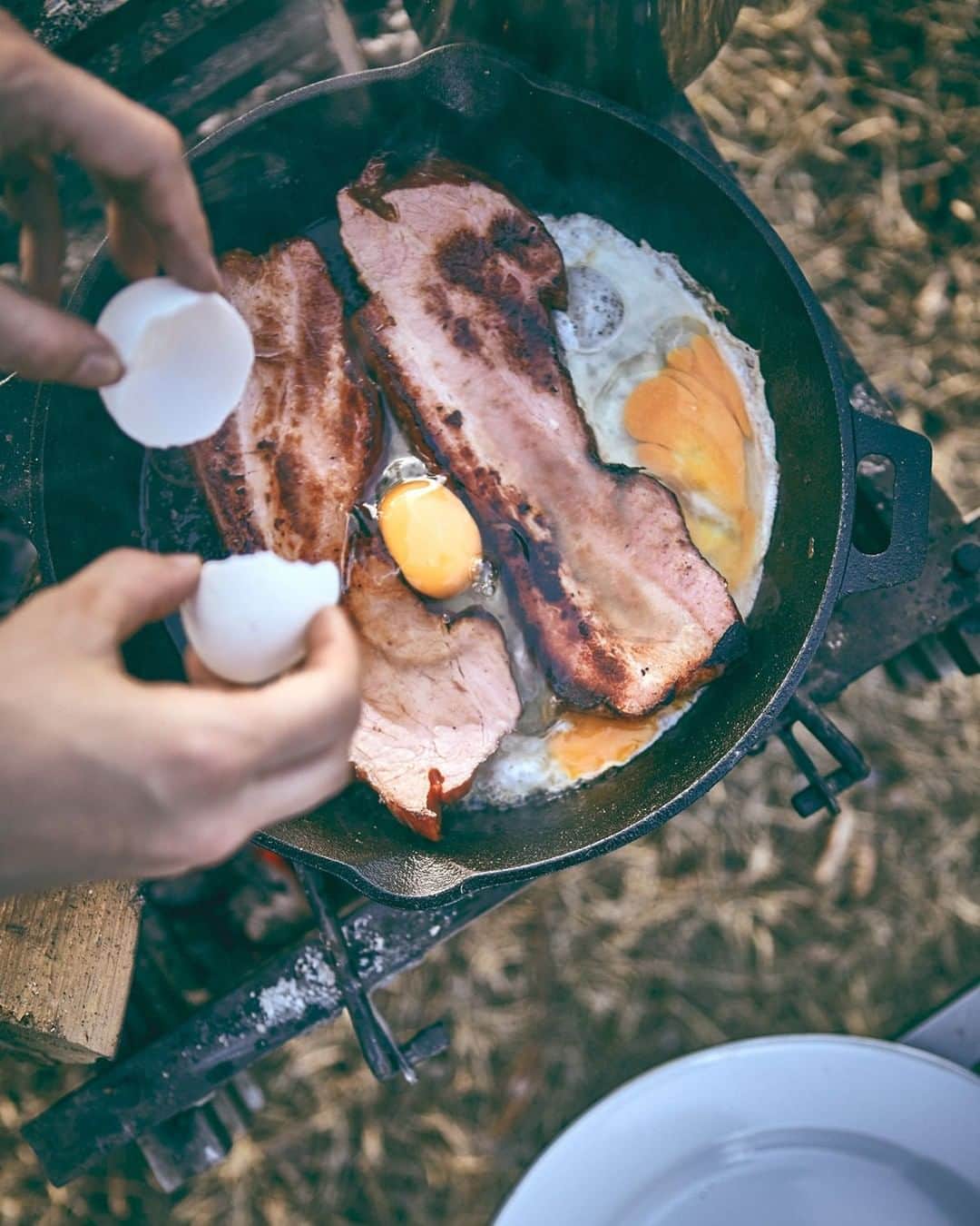 Coleman Japanのインスタグラム：「キャンプ🏕の醍醐味、大自然での朝食タイム🌞  焚き火＆スキレットでシンプルベーコンエッグ🍳に決まり♪ ・ ・ ・ #灯そうColeman #灯そうコールマン #灯そう #Coleman #コールマン #Tent #テント #Camp #キャンプ #Outdoor #アウトドア #焚き火  #焚火 #焚き火料理 #朝食 #朝ごはん #ベーコンエッグ #スキレット」