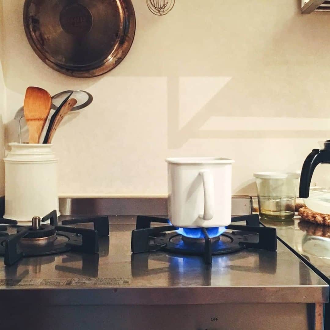北欧、暮らしの道具店さんのインスタグラム写真 - (北欧、暮らしの道具店Instagram)「【スタッフの愛用品】野田琺瑯の「持ち手付きストッカー」がすごい！ . - - - - - - - - - - - - ■ 編集スタッフ津田： . 「いま猛烈にプッシュしたい キッチン道具があります。 それが、野田琺瑯の保存容器。  私が愛用しているのは、 持ち手付きストッカー（角型）です。 あまりに良いので、オフィスで他スタッフに 「聞いて聞いて〜」と話して回るほど。  じつは数年前にあこがれて買ったものの、 イマイチ使いこなせていなかった、 持ち手付きストッカー。  ある日、味噌汁用の片手鍋 （1つしか持っていないんです）が空いていなくて、 この持ち手付きストッカーを代わりに使ってから、 グンと登場回数が増えました。  今では、ほぼ毎日使っています。  片手鍋のほうは出番が減って、 断捨離まであと一歩というほど。 その使いやすさの理由は、、、 . （１）意外とたっぷり容量 いつもの出汁パックは水600mlで煮出すタイプ。これが余裕で入るサイズ感で、味噌汁3杯を作れる。翌朝の分まで作り置きできてうれしい。ちなみに商品仕様の容量は1200mlです。 . （２）蓋つきで保存が簡単 付属のプラスチック製の蓋で、密閉できるのが便利。冷蔵庫からの出し入れで、そ〜っと鍋を動かさなくても、こぼれる心配がありません。 . （３）冷蔵庫に収納しやすいサイズ感 片手鍋は取手や蓋がジャマで、冷蔵庫にしまいにくかったけれど、野田琺瑯はとにかくコンパクトだから冷蔵庫の棚にすんなり。プチストレスがなくなった。 . （４）そのまま火にかけられる 作り置きした味噌汁を、朝冷蔵庫から出してそのままガス台へ。移し替える必要がないので、忙しい朝の家事効率がアップ。 . （５）ゆで卵やゆで野菜にも 小鍋として使えるから、卵3個とか青菜を1束とか、少量を茹でるときにもちょうどいい。味噌汁以外でも大活躍。 . 色もニオイも油汚れも、 一度洗いでするっと落ちるのが気持ちよくて、 いま買い足しも検討中です。 . - - - - - - - - - - - - 野田琺瑯/ホワイトシリーズ/持ち手付きストッカー（角型） . ▶︎ プロフィールのリンクからも、お値段・サイズなど詳しい情報をご覧いただけますよ。→@hokuoh_kurashi . #kitchen#kitchendesign#kitchenware#野田琺瑯#持ち手付きストッカー#作り置き#味噌汁#カレー#テーブル#料理#今日のごはん#キッチン#キッチン雑貨#器#シンプル#シンプルライフ#シンプルデザイン#暮らしを楽しむ#日々の暮らし#北欧#暮らし#北欧暮らしの道具店」2月28日 20時00分 - hokuoh_kurashi