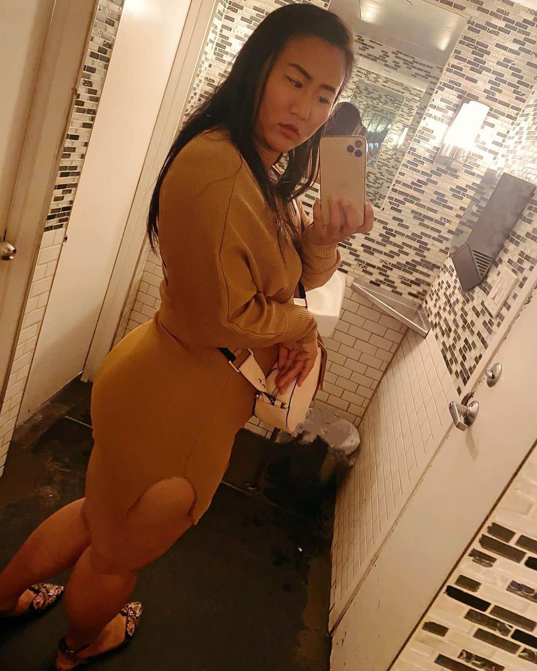 藤井美穂のインスタグラム：「How to be hot in bathroom selfies class. 5 spots left ! 👗  @femmeluxefinery 👠 @shoedazzle  #shoedazzlepartner 👜 @strathberry」