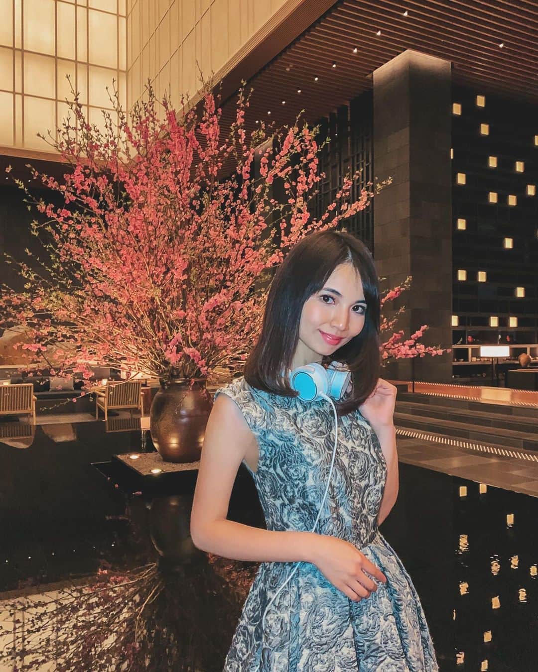 のインスタグラム：「昨夜のAman tokyo🌸. ロビーに桜が咲いてて、いつもと雰囲気も変わって明るくてとてもキレイでした🥺. . 桜に合わせて明るい色味のリップもつけました💄バレンタインに頂いたんだけど、春らしくてお気に入り☺️♡♡. . ニュースを見てると不安ばっかりだけど、明るい気持ちも大切に！ この日も大好きなお刺身定食がっつり頂きました🐟🍚♡♡. . さて華金の本日は、イベント中止になってしまったのでおうちで過ごしますが 明日はCoyote ugly 21:30〜DJしてます🙆‍♀️‼︎ . . #髪切ったよ✂️ #DJ #DJing #🎧 #djlife #djtime #party #partytime  #nightclub #djbooth #nightout #music #rock #disco #work #djingismylife #tokyo  #bar #aman #amantokyo #lounge #バー #ラウンジ #アマン東京 #アマン #東京 #onepiece #ooted #nightview #夜景」
