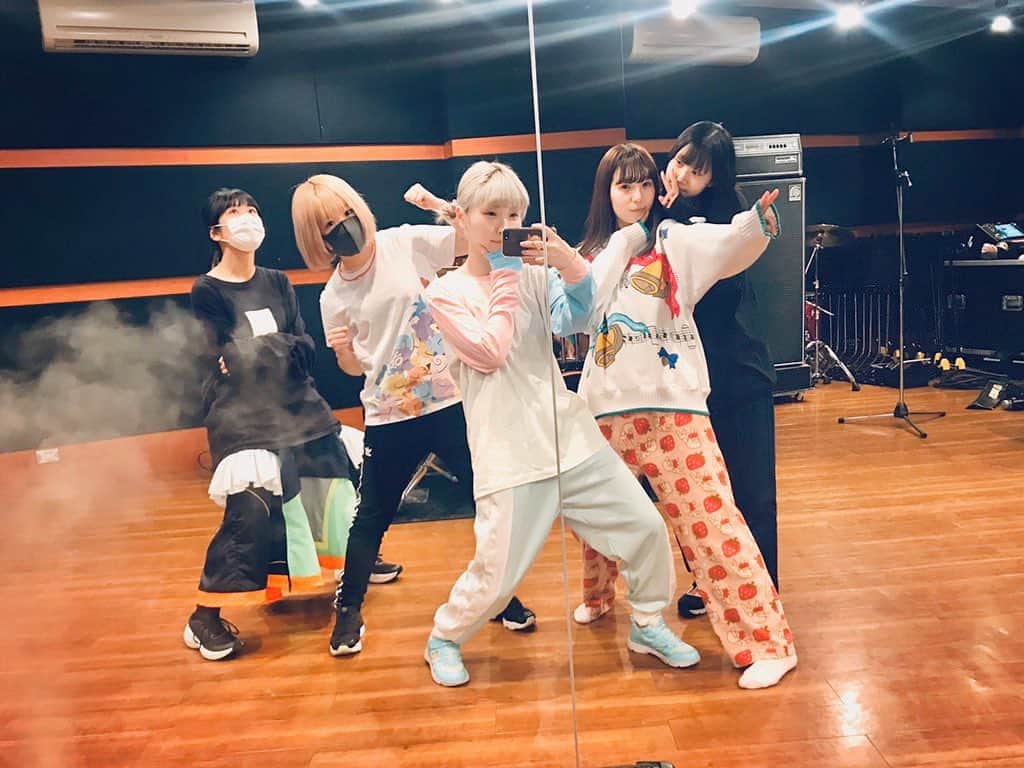 しふぉんのインスタグラム：「新ゆるめるモ！ちゃん🔥(オフモード📴) ㅤㅤㅤㅤㅤㅤㅤㅤㅤㅤㅤㅤㅤ 明日の大阪のためにみっちりリハしたよ🎤 ２人には期待と希望をたくさん持っているから 時折厳しいことも言ってしまうのだけど、 一緒に頑張ってゆく仲間！とてもいい感じですよ✨ ㅤㅤㅤㅤㅤㅤㅤㅤㅤㅤㅤㅤㅤ 今は今で色々大変な時期だけど結局楽しい！ ㅤㅤㅤㅤㅤㅤㅤㅤㅤㅤㅤㅤㅤ」