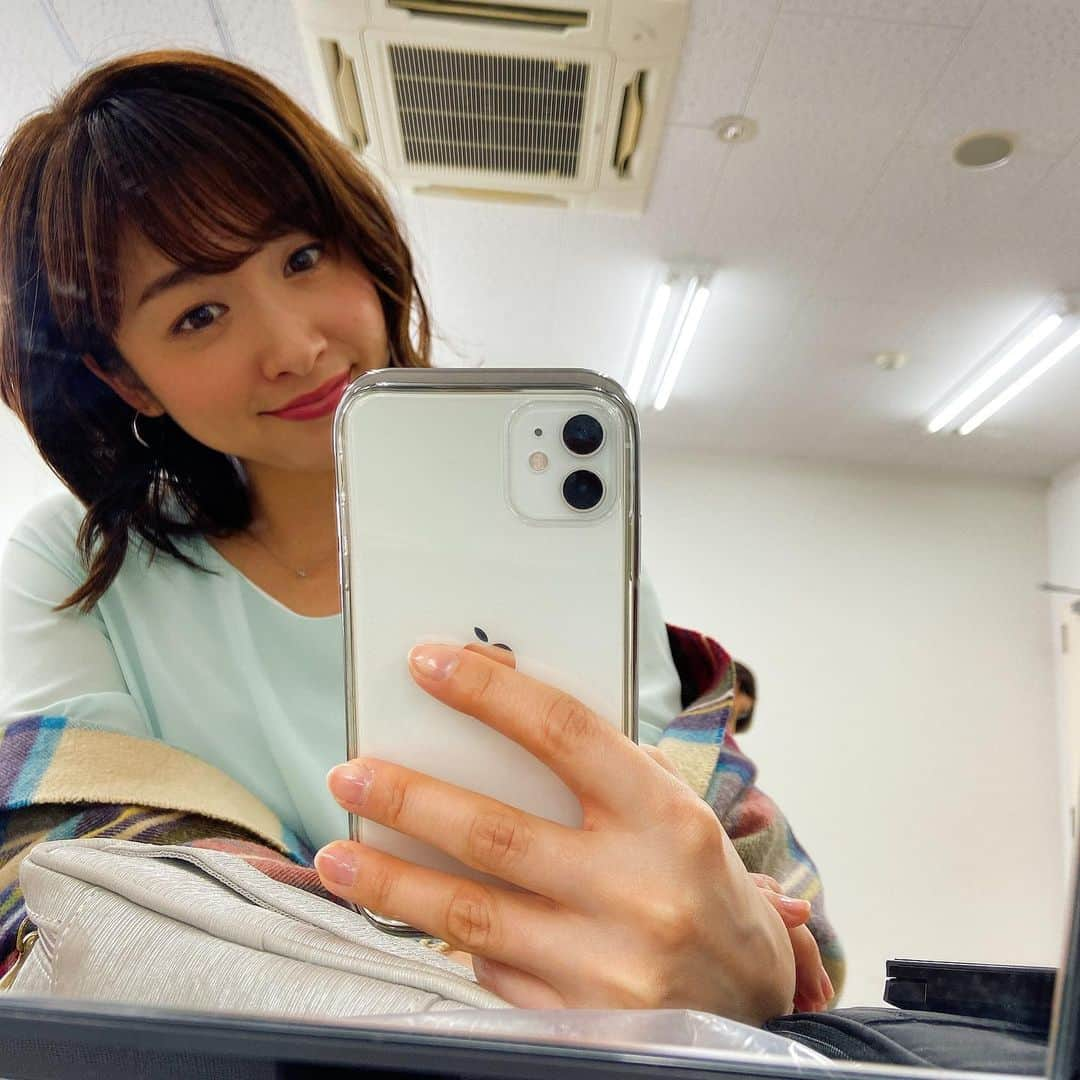 黛英里佳さんのインスタグラム写真 - (黛英里佳Instagram)「先日高松でCMの撮影に行ってきました😊﻿ ﻿ 今回は結構移動が弾丸でしたが💦﻿ ﻿ いつものスタッフさんと和気あいあいとチームワークもバッチリで楽しく撮影できました☺️﻿ ﻿ 差し入れのいちご大福とフルーツが嬉しかったー😍﻿ ﻿ #フルーツ大好き﻿ ﻿ すみません💦 再投稿しました💦 先程いいねとコメントしてくださった方ごめんなさい😭」2月28日 20時16分 - erikamayuzumi_official