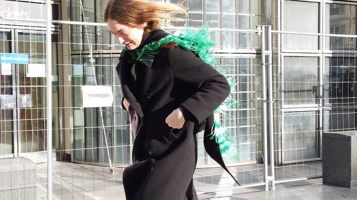のインスタグラム：「Details... from outside the shows at Paris Fashion Week . . #pfw #fashion #paris #streetstyle #green #slomo #slowmotion #slomovideo」