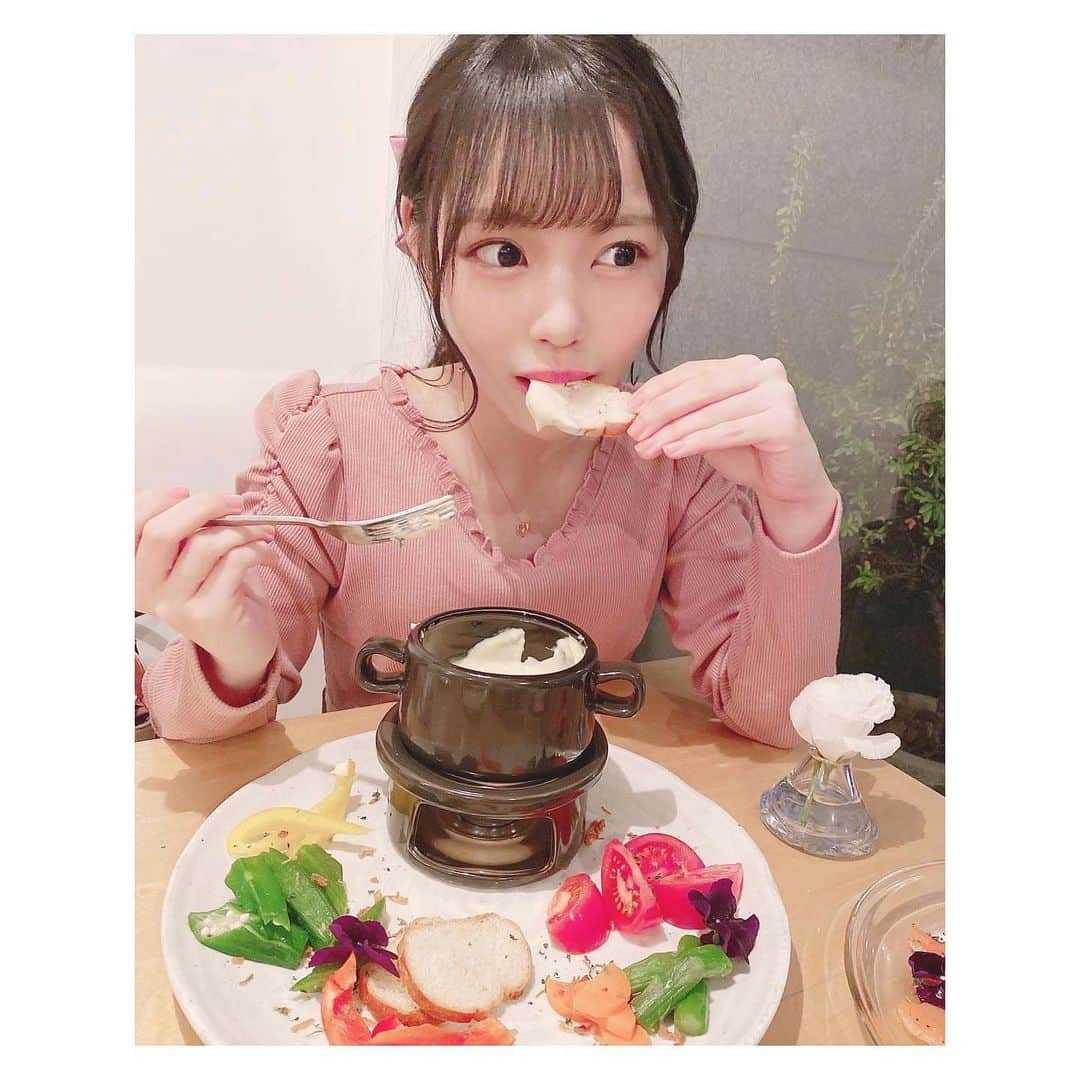 岩田陽菜さんのインスタグラム写真 - (岩田陽菜Instagram)「ダイエットはしてるのでちょっとずつしか食べんかった🙃﻿ ﻿ えらい🥺笑﻿ ﻿ ﻿ ﻿ ﻿ #カフェ#cafe#広島#hiroshima#広島カフェ#本通りカフェ#ロンブルドアンジュ#ディナー#dinner﻿ #ワンピース#tittyandco#ネックレス#necklace#ヨンドシー#髪飾り#リボン#ヘアアレンジ#ポニーテール#チーズフォンデュ#パン#野菜#vegetable#toast#グラタンパイ#エビ﻿ #ずっとちらっと写ってるやつ﻿ #サーモンのカルパッチョ　🥻﻿」2月28日 20時27分 - hina_naso_stu48