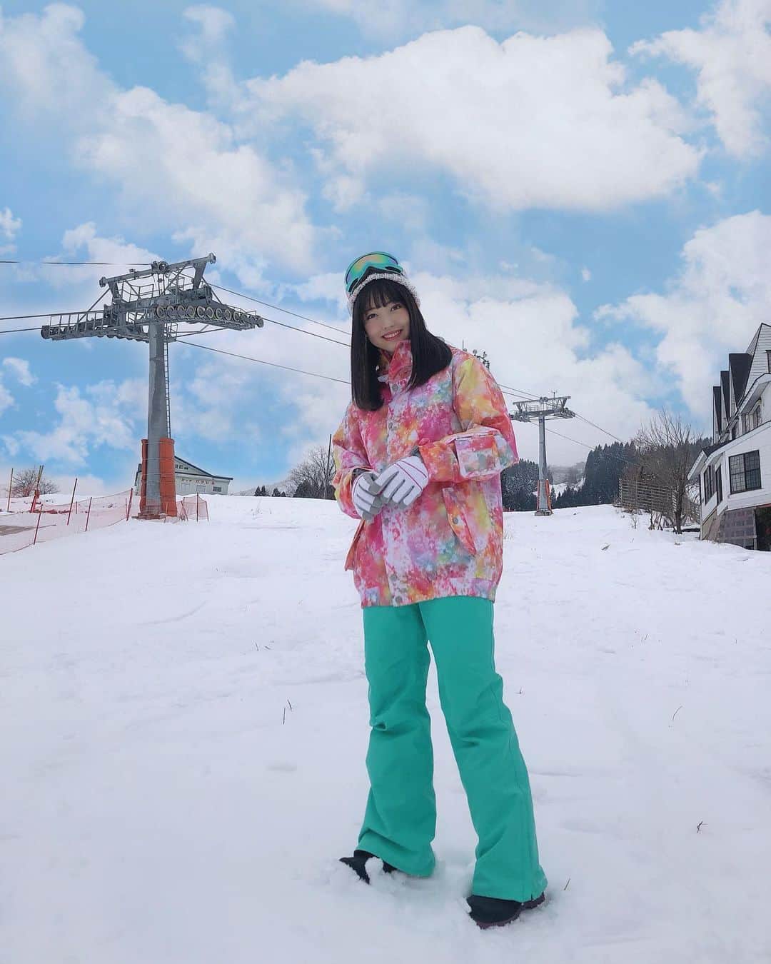 日下部愛菜のインスタグラム：「☃️ 毎年恒例スキー場での生写真❄️ 明日10時から販売開始です〜〜！！ . . . #新潟 #スキー」