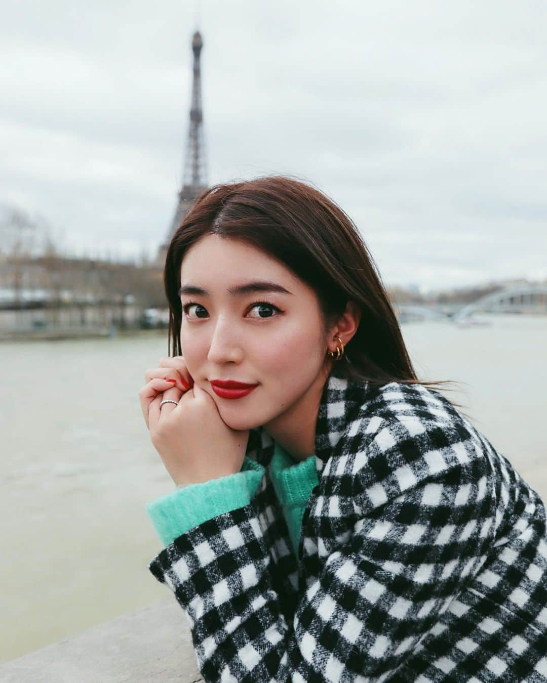 大口智恵美さんのインスタグラム写真 - (大口智恵美Instagram)「hello Paris!!! ❤️🤍💙 1年ぶりのパリに来ています☺︎ 今日のピアスはお気に入りのcentenceの新作🙈 新作のピアスは2種類です❤︎ 1枚目と3枚目の写真のものになります☺︎ 本日から　@centence_official で販売してるので、是非チェックしてみて下さい✔︎ #paris #trip #happy #fun #centence」2月28日 20時25分 - chemiiiii