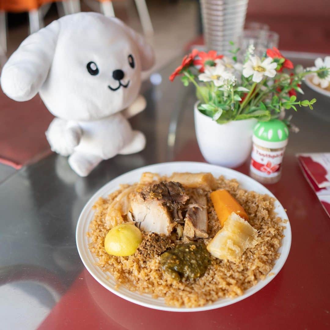ダスキン ダス犬【公式】のインスタグラム：「セネガルの国民食チェブジェンに挑戦！「チェブ」は米、ジェンは「魚」って意味で、 魚の出汁で炊いたご飯は日本人の愛好家も多いんだってー！ #世界一周 #thieboudienne #チェブジェン #Dakar #Senegal #旅人と旅」