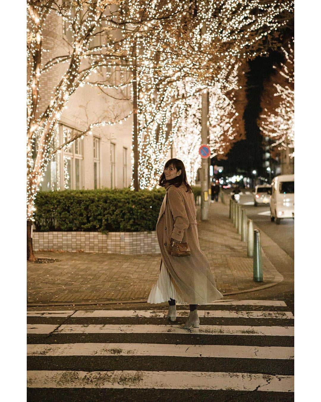 田中幸恵のインスタグラム：「_____ .  12月に撮った写真やけど、お気に入りやから春が来る前に。 穴場のイルミネーション✨ 息子もクリスマスデートで行ってた笑🤫🤫🤫 青春ですね🤗 . coat ▶︎ @maxandco  skirt▶︎ @cen.___jp  shoes▶︎ @fabiorusconi_japan  bag▶︎ @zanellato_official . #maxandco  #cen_jp  #fabiorusconi  #zanellato #プリーツスカート」