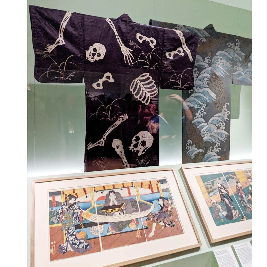 マドモアゼル・ユリアさんのインスタグラム写真 - (マドモアゼル・ユリアInstagram)「V&Aミュージアムの"KIMONO Kyoto to Catwalk"展のお話👘 その名の通り日本で発展を遂げた着物が、現代において世界のファッションに与えている影響を観て楽しむ展示です。 展示室に入りまず目に入るのは、ガリアーノが手掛けていた時代のDiorのコレクション作品。当時のガリアーノ作品が大好きなので最初から大興奮。 日本での着物の服飾史を伝えるパートでは、浮世絵等を用いて当時の人が着ているイメージを伝えていました。特に、美術館で展示されるレベルの貴重な着物が衣桁に掛かっているのではなく、マネキンが身につけて着て、着用イメージを伝えているのは日本では絶対観れないので驚きでした！古い物だから生地が弱っているし、何より貴重な物だから普通は着せない所を、V&Aでは着せちゃう。これはなかなか観れない！👏🏻😳洋服って基本立体裁断だし、着物が衣桁にかかってても西欧の方は着用イメージしにくいですもんね。 それに合わせたトルソーの髪型も時代考証がきちんとなされているのに、髪ではない素材で作っているのもコンテンポラリーな印象で、V&Aならではではでした！ 着物が西洋に与えた影響のパートでは、ジャポニズム全盛期に作られた着物の生地で作成されたドレスと、当時作られた同じ生地の着物が一緒に展示されていたり、パリ万博で一躍スターになった伝説の川上貞奴のヤッコドレスの現物もありました🇯🇵当時の西洋に着物が新しい概念を与えて、そこから西洋のファッションに革命が起きたんですよね👘 最後の部屋ではビョーク等、現代のアーティストの衣装、スターウォーズ等映画の衣装(三船敏郎さんの着用した椿三十郎の衣装なんかもありました)、現代のストリートにおける着物の着用等、現代における着物の存在を伝えるパートでした。 他にも戦時中の着物の紹介では銘仙のかわいい着物達が並んでいたり…とっても素敵な展示でした😌💖 私の長い癖に拙い文章では魅力が全然伝えられないので、是非皆様ロンドンへ！！🇬🇧 @vamuseum #kimonokyototocatwalk #vamuseum」2月28日 11時37分 - mademoiselle_yulia