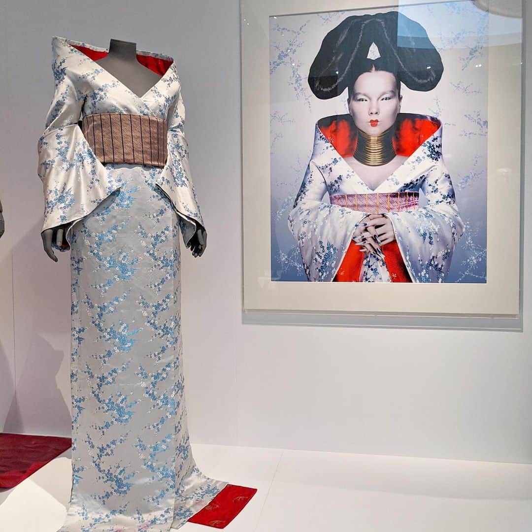 マドモアゼル・ユリアさんのインスタグラム写真 - (マドモアゼル・ユリアInstagram)「V&Aミュージアムの"KIMONO Kyoto to Catwalk"展のお話👘 その名の通り日本で発展を遂げた着物が、現代において世界のファッションに与えている影響を観て楽しむ展示です。 展示室に入りまず目に入るのは、ガリアーノが手掛けていた時代のDiorのコレクション作品。当時のガリアーノ作品が大好きなので最初から大興奮。 日本での着物の服飾史を伝えるパートでは、浮世絵等を用いて当時の人が着ているイメージを伝えていました。特に、美術館で展示されるレベルの貴重な着物が衣桁に掛かっているのではなく、マネキンが身につけて着て、着用イメージを伝えているのは日本では絶対観れないので驚きでした！古い物だから生地が弱っているし、何より貴重な物だから普通は着せない所を、V&Aでは着せちゃう。これはなかなか観れない！👏🏻😳洋服って基本立体裁断だし、着物が衣桁にかかってても西欧の方は着用イメージしにくいですもんね。 それに合わせたトルソーの髪型も時代考証がきちんとなされているのに、髪ではない素材で作っているのもコンテンポラリーな印象で、V&Aならではではでした！ 着物が西洋に与えた影響のパートでは、ジャポニズム全盛期に作られた着物の生地で作成されたドレスと、当時作られた同じ生地の着物が一緒に展示されていたり、パリ万博で一躍スターになった伝説の川上貞奴のヤッコドレスの現物もありました🇯🇵当時の西洋に着物が新しい概念を与えて、そこから西洋のファッションに革命が起きたんですよね👘 最後の部屋ではビョーク等、現代のアーティストの衣装、スターウォーズ等映画の衣装(三船敏郎さんの着用した椿三十郎の衣装なんかもありました)、現代のストリートにおける着物の着用等、現代における着物の存在を伝えるパートでした。 他にも戦時中の着物の紹介では銘仙のかわいい着物達が並んでいたり…とっても素敵な展示でした😌💖 私の長い癖に拙い文章では魅力が全然伝えられないので、是非皆様ロンドンへ！！🇬🇧 @vamuseum #kimonokyototocatwalk #vamuseum」2月28日 11時37分 - mademoiselle_yulia