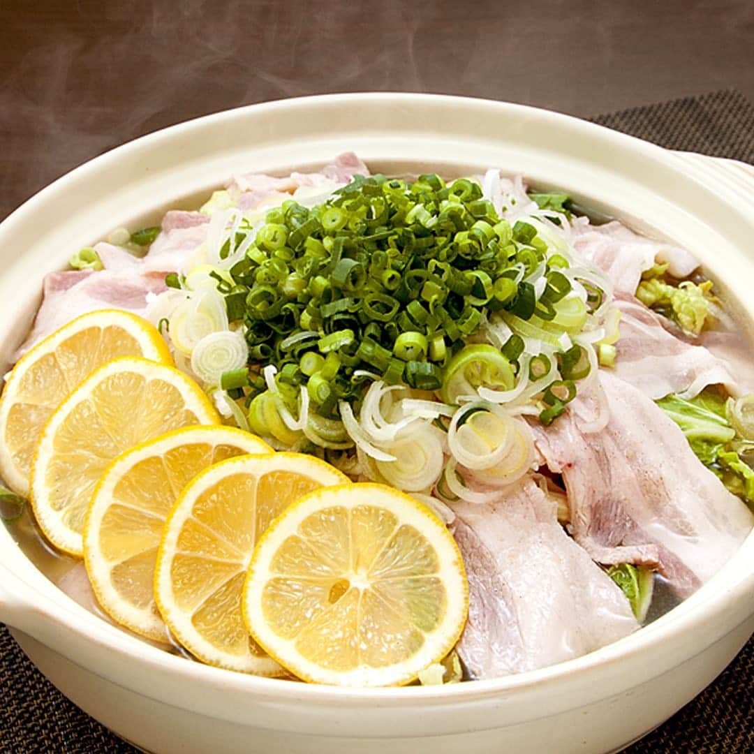 おいしい鍋のインスタグラム：「. ＼ねぎ塩レモン鍋／ レモンの酸味とだしが素材を引き立てる、さっぱりとした大人の味わいの鍋を楽しみませんか？ すっきりとしたキレのある味わいの鍋用スープは、こらからあたたかくなる季節にピッタリです！ . ●レシピはこちら ‪http://nabe.moranbong.co.jp/recipe/detail/id=3044‬ . #おいしい鍋 #モランボン #moranbong #ねぎ塩レモン鍋 #レモン鍋 #コク旨スープがからむ #ねぎ塩鍋用スープ #コク旨スープがからむねぎ塩鍋用スープ #ねぎ塩 #鍋 #鍋つゆ# instanabe」