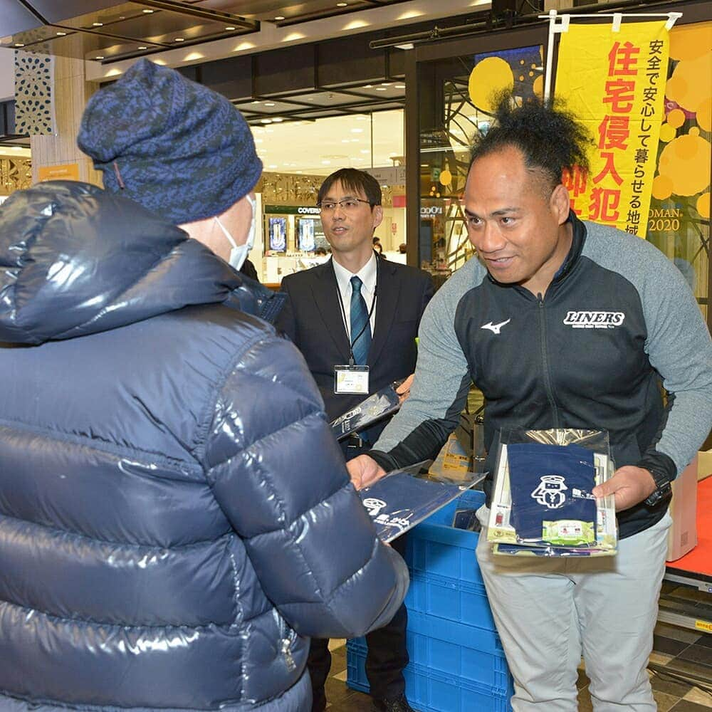 大阪府警察さんのインスタグラム写真 - (大阪府警察Instagram)「【泥棒が避ける家を学ぼう！住まいの防犯講座】 令和2年2月17日(月)、あべのハルカス近鉄本店タワー館2階ウエルカムガレリアにおいて、空き巣などの住宅侵入犯罪の被害防止を呼び掛けるキャンペーンを開催しました。 近鉄ライナーズアンバサダーのタウファ統悦氏(元ラグビー日本代表)をゲストにお迎えし、防犯ガラスの性能実験や生活安全指導員による防犯教室を実施しました。 #大阪府警察公式#大阪府警#あべのハルカス近鉄本店タワー館#住宅侵入犯罪#被害防止#近鉄ライナーズ#タウファ統悦#元ラグビー日本代表#防犯ガラス#防犯教室」2月28日 11時40分 - fukei_koho