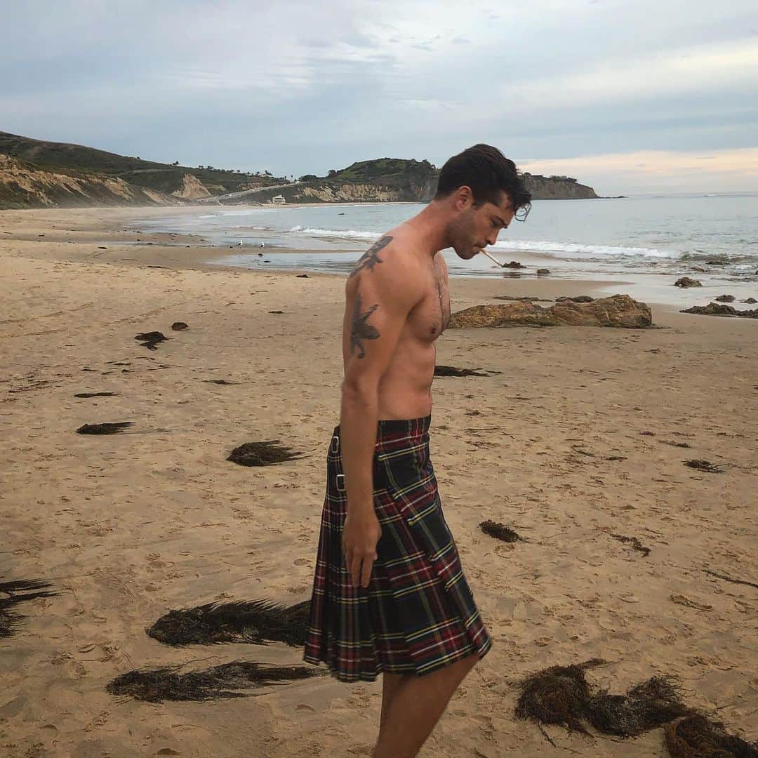 のインスタグラム：「When in California — things can get a little weird 💃🏻#kilt」