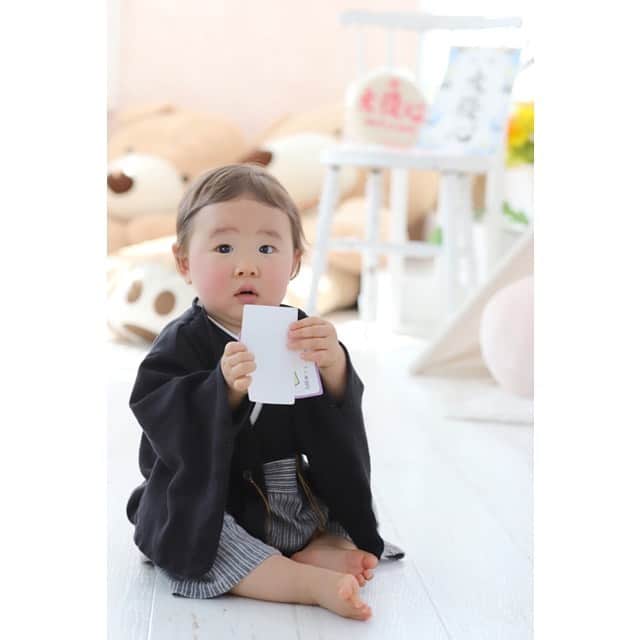 のインスタグラム：「㊗️友優心1歳バースデー記念写真 @studio__story 📸🌟 〜選び札編〜 ・ 「定規：几帳面でしっかり者に」 を選びました👶🏻‼️ ・ その後、 お財布(お金持ちになれる) ふで(芸術や物書きの才能あり) も掴んで離さなかったので、 将来は自分の才能で金を稼いでくれると期待しよう💴www ・ ・ #誕生日 #birthday #birthdayboy #生まれてきてくれてありがとう  #1歳 #1歳誕生日 #birthdayphoto #選び札 #紋付袴 #photostudio #studiostory #jiyugaoka  #baby #boy #👶🏻 #happy #smile  #友優心 #ゆうしん #yuushin #cute #🤱🏻 #宝物 #mylove #iloveyou #愛してる」