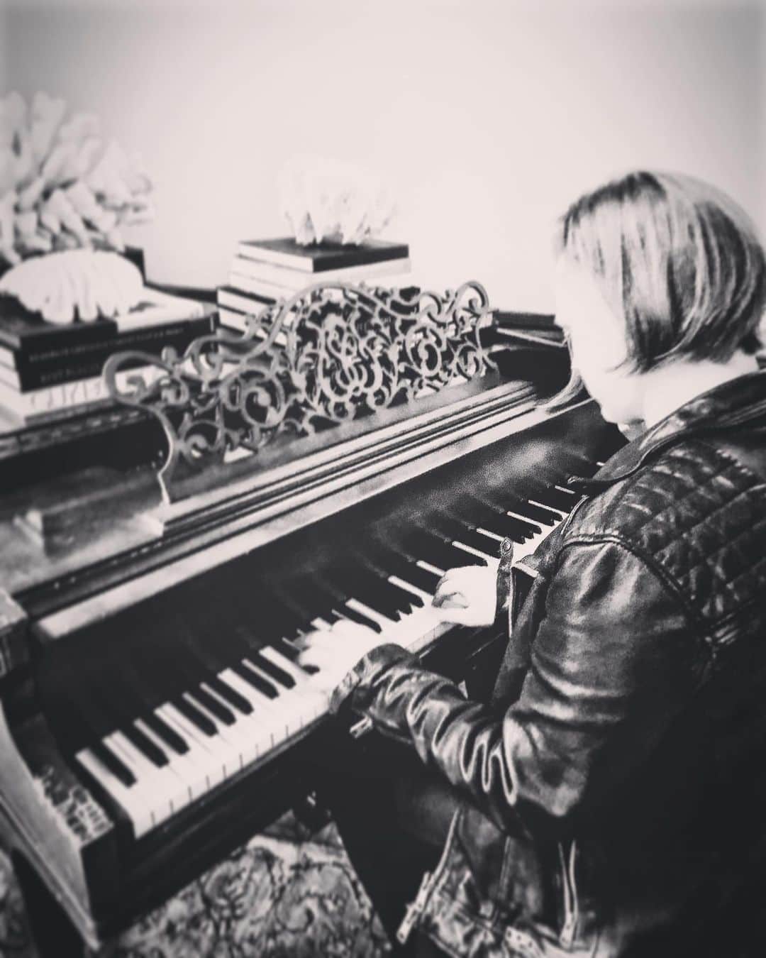 ルーカス・グラビールさんのインスタグラム写真 - (ルーカス・グラビールInstagram)「Autmn caught me playing some tunes on the piano. @scaddotedu @autumngrabeel #savannah」2月28日 11時55分 - mrgrabeel