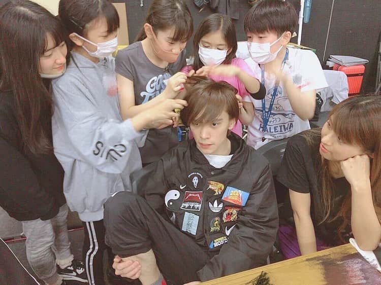 ダンドイ舞莉花のインスタグラム：「Twitterに載せただけだったので、インスタも！  そうちゃんのサラサラな髪の毛でどうしても三つ編みをしたいキッズ。  俺は？と気にする東啓介氏。  サラサラ具合が足りなかったようで、相手にされませんでした😏😜 #ホイッスルダウンザウィンド  #whistledownthewind #rehearsal #musical #theatre #tokyo #japan #平間壮一 #東啓介 #ホイッスルキッズ #かわいすぎ」