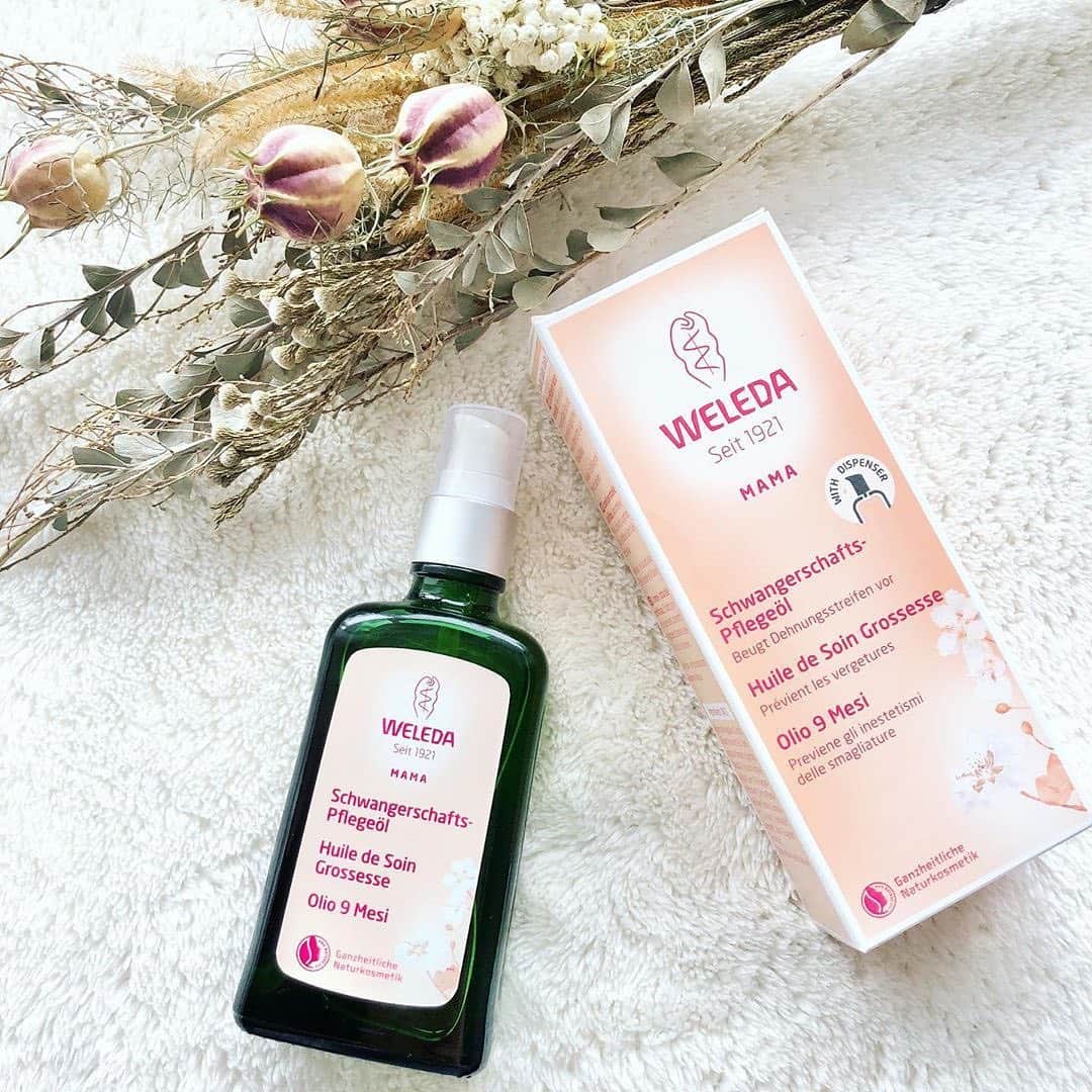 HowTwo!のインスタグラム：「. 妊娠中の気になるおなかのケアにはWELEDA(ヴェレダ)のマザーズ ボディオイル🍼﻿ お肌を優しくいたわりながら、皮膚のつっぱり感を和らげてくれます🤗オーガニックオイルなので安心して使えますね❗️﻿ 「ハーブのいい香りが妊娠中の疲れた体を癒してくれる」とママ達の口コミで広がり人気に✨﻿ ﻿ ＜商品名＞﻿ WELEDA マザーズ ボディオイル﻿ @weleda_japan﻿ ﻿ photo by @t.baby._.chan﻿ 素敵な写真をありがとうございます📸💕﻿ ﻿ ﻿ HowTwoでは、プレゼントキャンペーンを実施予定🎁﻿ ぜひ、@howtwo_tv をフォローしてね✨﻿ ﻿ また、HowTwoでは紹介するコスメを募集中💄﻿ #HowTwo もしくは @howtwo_tv でタグ付けしてね💕﻿」