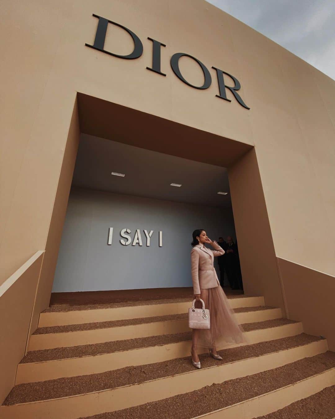 リザ・コッシーのインスタグラム：「baby's first steps • thank you @dior for giving this shorty her first front row seat.  #dioraw20」