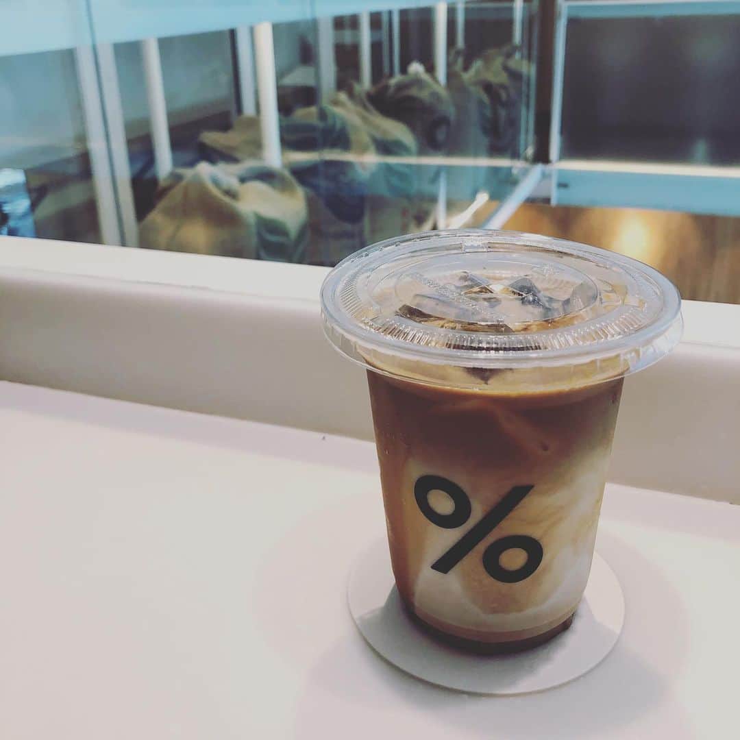 益田麻衣のインスタグラム：「日本には京都と北海道にしかないコーヒーショップがフィリピンに。  #アラビカコーヒー #arabica #コーヒー #coffee #ティータイム #朝のゆっくり時間 #フィリピン」