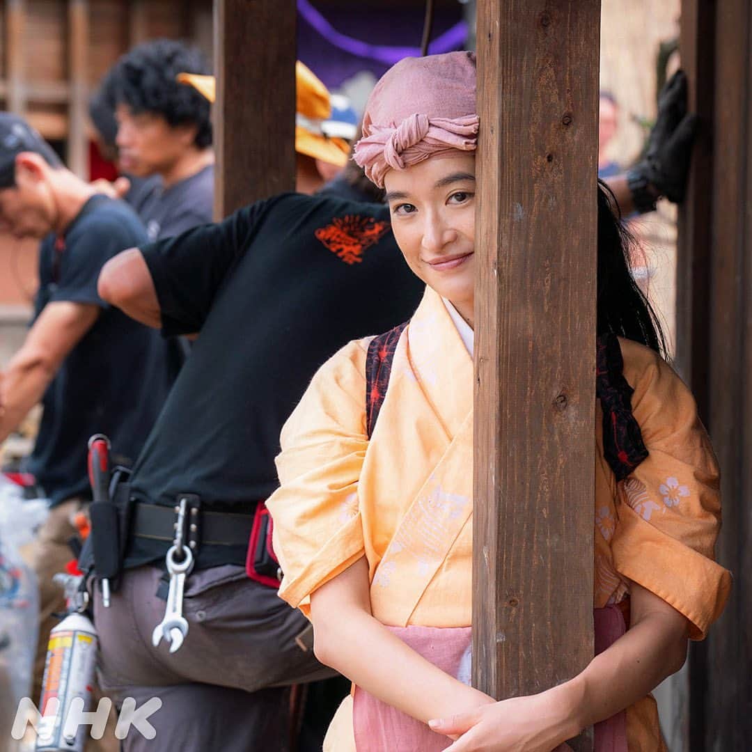 NHK 大河ドラマ「麒麟がくる」のインスタグラム：「こんにちは！みなさまいかがお過ごしでしょうか。 （ご無沙汰してしまいました…） 今日は駒ちゃん。第1回「光秀、西へ」の火事でのシーンでの1枚です。  こんなにかわいい表情なのに、このあとあのシリアスなシーンに… 麦ちゃん、さすがです。  光秀の「早う入れ」にキュン死にされた方！（皆さんご無事でしょうか？！） 3/1（日）に放送の第7回「帰蝶の願い」でも引き続き、光秀と駒にキュンキュン、やきもきするかも！  ぜひお楽しみください🙇‍♀️ #門脇麦 #駒 #麒麟がくる」