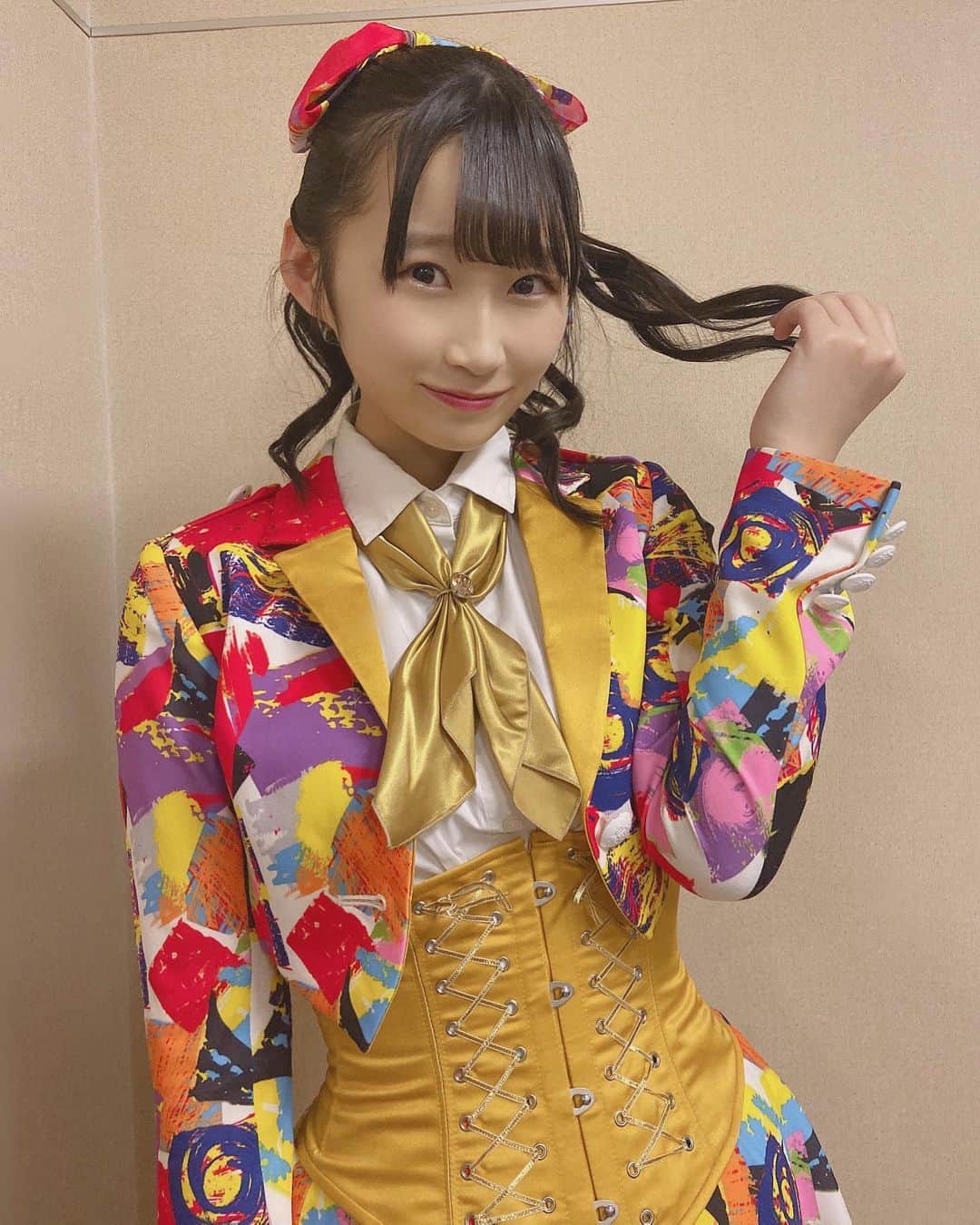 松本愛花のインスタグラム：「✨ 花道!!ア〜ンビシャス 渡邉ひかるさんの衣装を着させて頂きました✨ ほんっとにうれしかった😭また着られる機会があるといいなぁ…🤩 とってもレアです👑 どうでしたか…？🥺 #スパガ #アイドル #衣装 #ポニーテール #ゴールド」