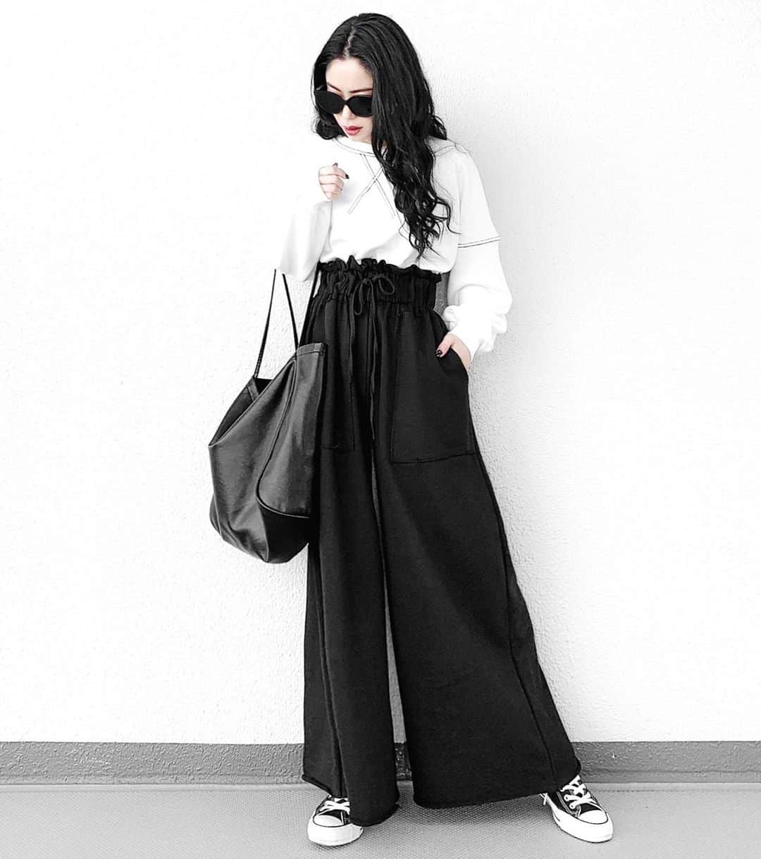 lve_xxxxのインスタグラム：「.﻿ .﻿ @lveu.official コーデ🖤﻿ ﻿ ☑︎ Cut-off sweat pants﻿ 昨夜再入荷したのですがご好評頂き﻿ 現在完売中となっております😭！嬉﻿ ﻿ めっちゃ楽チンながら盛れるPT﻿ 再入荷リクエストの﻿ ご登録お願い致します🙇‍♀️🖤﻿ ﻿ ☑︎ Stitched sweat pullover﻿ ﻿これ、ほんとにお気に入り🖤﻿ simpleながらステッチが﻿ ポイントになるので良き良き👍﻿ こちらは、現在発売中です☺︎﻿ ﻿ ☑︎ Eco leather tote bag﻿ こちらも、人気でBLACKは完売中なので﻿ 入荷リクエストご登録お願い致します🙇‍♀️🖤﻿ ﻿ がっつり宣伝なってもーたが﻿ リアルに使えるアイテム達です😂👍笑﻿ ﻿ ﻿ コーデアイテム詳細は﻿ WEARをご覧くださいませ。﻿ ﻿ WEAR ： lvexxxx ﻿ 💻 https://wear.jp/sp/lvexxxx/﻿ ﻿ －－－－－－－－－－－－－－－－－－﻿ ﻿ 📢コメント頂ける際は、﻿ 最新投稿にお願い致します。﻿ ﻿ 過去投稿に頂いた際、気がつかない事もあり﻿ お返事致しかねる場合が御座います🙇‍♀ ️﻿ ﻿ ﻿ ﻿」