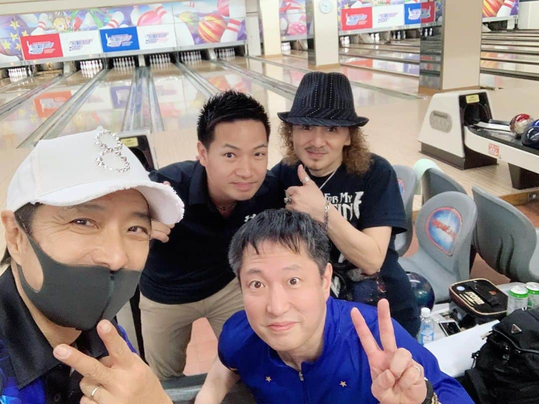 黒田アーサーさんのインスタグラム写真 - (黒田アーサーInstagram)「昨日は山下さんのお誘いで、初の本八幡スターレーン🎳秋吉夕紀プロ&貞松保行プロチャレンジに参戦して来ました❣️やっぱり秋吉プロ💕はめちゃ上手い‼️同箱の西山翔悟くんなんと！コールかかりましてー😊もうパーフェクト💯確実かと思いきや…最後の一投が6ピンで296💦💦💦惜しかったです！でもナイスでした👍秋吉プロチャレンジ、めちゃめちゃ楽しかったです😊👍終わってから山下さん、西山くん、ヒョンスクさん、岩渕萌香ちゃんと美味しい焼肉を頂きました！萌香ちゃん💕はＰリーガーです！新しい萌香ポーズを発案しましたので、ストライクの後をお楽しみに❣️🤣本八幡の焼肉テジテジめちゃ美味しかった‼️山下さん、ありがとうございました❣️ #本八幡スターレーン #秋吉夕紀プロ  #貞松保行プロ  #チャレンジ大会 #西山翔吾くん #パーフェクト惜しくも逃す 💦 #めちゃめちゃ楽しかった #3ゲーム580ピン #プラスに20ピン足らず😅 #残念だけど頑張った🤣 #焼肉美味しかった  #本八幡焼肉  #tejiteji テジテジ」2月28日 12時26分 - kuroda_arthur