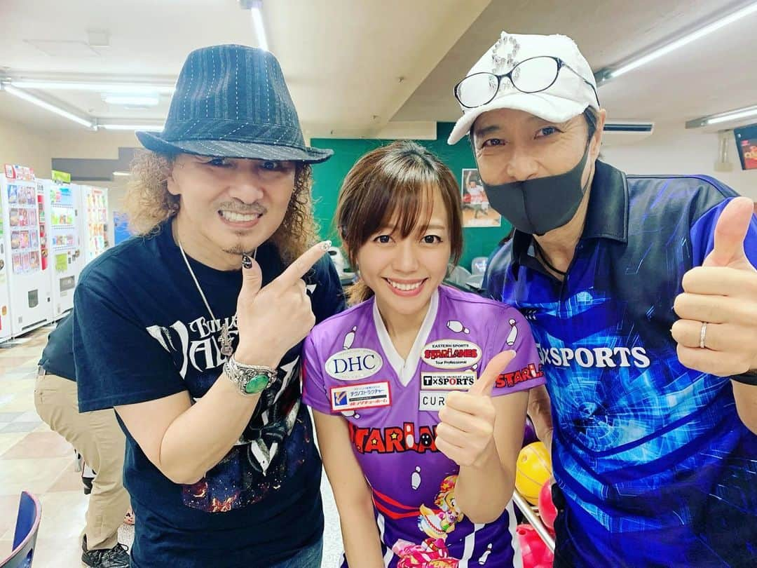 黒田アーサーさんのインスタグラム写真 - (黒田アーサーInstagram)「昨日は山下さんのお誘いで、初の本八幡スターレーン🎳秋吉夕紀プロ&貞松保行プロチャレンジに参戦して来ました❣️やっぱり秋吉プロ💕はめちゃ上手い‼️同箱の西山翔悟くんなんと！コールかかりましてー😊もうパーフェクト💯確実かと思いきや…最後の一投が6ピンで296💦💦💦惜しかったです！でもナイスでした👍秋吉プロチャレンジ、めちゃめちゃ楽しかったです😊👍終わってから山下さん、西山くん、ヒョンスクさん、岩渕萌香ちゃんと美味しい焼肉を頂きました！萌香ちゃん💕はＰリーガーです！新しい萌香ポーズを発案しましたので、ストライクの後をお楽しみに❣️🤣本八幡の焼肉テジテジめちゃ美味しかった‼️山下さん、ありがとうございました❣️ #本八幡スターレーン #秋吉夕紀プロ  #貞松保行プロ  #チャレンジ大会 #西山翔吾くん #パーフェクト惜しくも逃す 💦 #めちゃめちゃ楽しかった #3ゲーム580ピン #プラスに20ピン足らず😅 #残念だけど頑張った🤣 #焼肉美味しかった  #本八幡焼肉  #tejiteji テジテジ」2月28日 12時26分 - kuroda_arthur