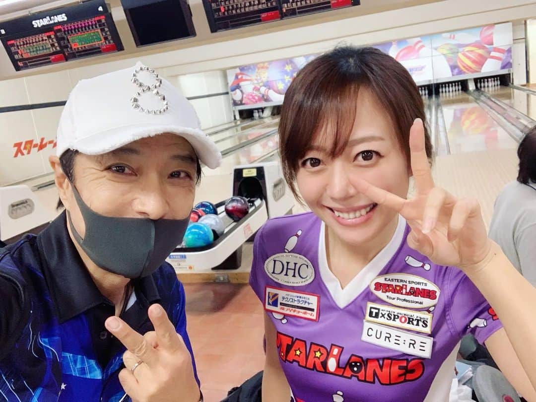 黒田アーサーのインスタグラム：「昨日は山下さんのお誘いで、初の本八幡スターレーン🎳秋吉夕紀プロ&貞松保行プロチャレンジに参戦して来ました❣️やっぱり秋吉プロ💕はめちゃ上手い‼️同箱の西山翔悟くんなんと！コールかかりましてー😊もうパーフェクト💯確実かと思いきや…最後の一投が6ピンで296💦💦💦惜しかったです！でもナイスでした👍秋吉プロチャレンジ、めちゃめちゃ楽しかったです😊👍終わってから山下さん、西山くん、ヒョンスクさん、岩渕萌香ちゃんと美味しい焼肉を頂きました！萌香ちゃん💕はＰリーガーです！新しい萌香ポーズを発案しましたので、ストライクの後をお楽しみに❣️🤣本八幡の焼肉テジテジめちゃ美味しかった‼️山下さん、ありがとうございました❣️ #本八幡スターレーン #秋吉夕紀プロ  #貞松保行プロ  #チャレンジ大会 #西山翔吾くん #パーフェクト惜しくも逃す 💦 #めちゃめちゃ楽しかった #3ゲーム580ピン #プラスに20ピン足らず😅 #残念だけど頑張った🤣 #焼肉美味しかった  #本八幡焼肉  #tejiteji テジテジ」