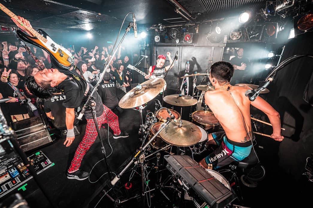 Bunta のインスタグラム：「MILESTOE TOUR 2020 一本目。 千葉LOOK🙏🙏🙏 無事ツアーのスタートは切れた。色んな気持ちが今も交錯してるけど、一本でもまずはツアーとして演奏できたことが俺達にとっては大きな大きな一歩になった。 　ここから加速していこうって時にライブができないのは本当に悔しいけど、いつライブができない環境になるか分からないからこそ、その日、その一瞬を大切に全力で演奏する事に全てを注いで行こうと再確認できる日にもなった。 MONOEYESと一緒に一本目千葉でやれた事も俺にとってはかなりパワーになった。ツアーを再開できる時までに、猛練習と新しい曲作りもガッツリやって万全で帰ってくるから、みんな健康には気をつけて待っててね🤟🏼🤟🏼🤟🏼 📷: @masaty_x  #totalfat #monoeyes #drumforhappy #drums #milestonetour」