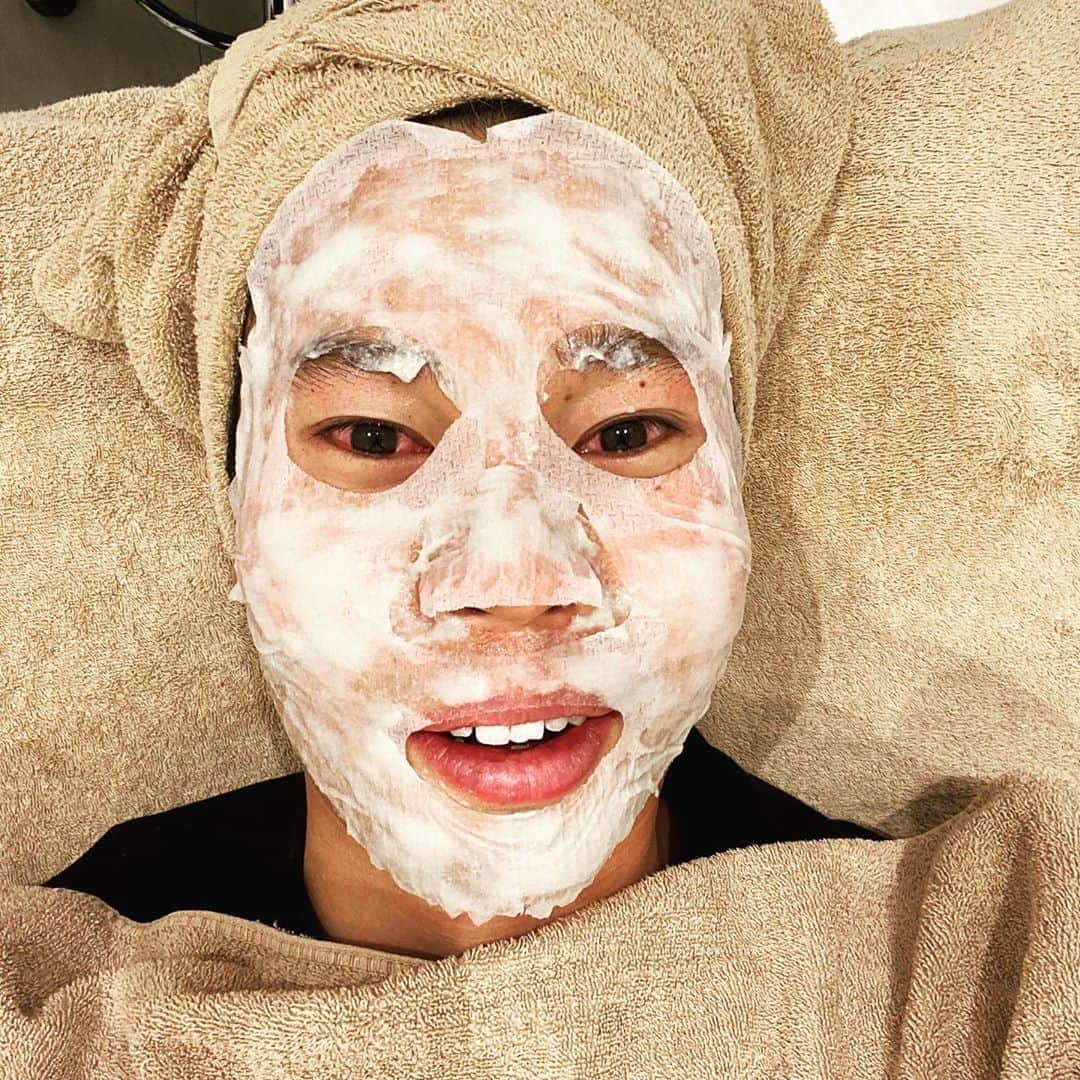 マキヒカのインスタグラム：「. . 美容ヒカの日❤️いつもお世話になってる、そしてヴィッセル神戸の選手もたくさん通ってるsilk de coco😎🌈マキヒカ頑張ってキレイになるぞ💚顔も洗わないしタバコ吸って酒も飲んでるのに肌ツルツルな梅谷に負けないぞ🥶 . . #花粉症えぐい　#目 #東京喰種ぐらい充血してる #ブスがエステ #ブスでもキレイになりたい #願い #気持ち #情熱 #夢 #宇宙 #希望 #綺麗 #シルクドココ　#silkdecoco #ヴィッセル神戸　#vissel」