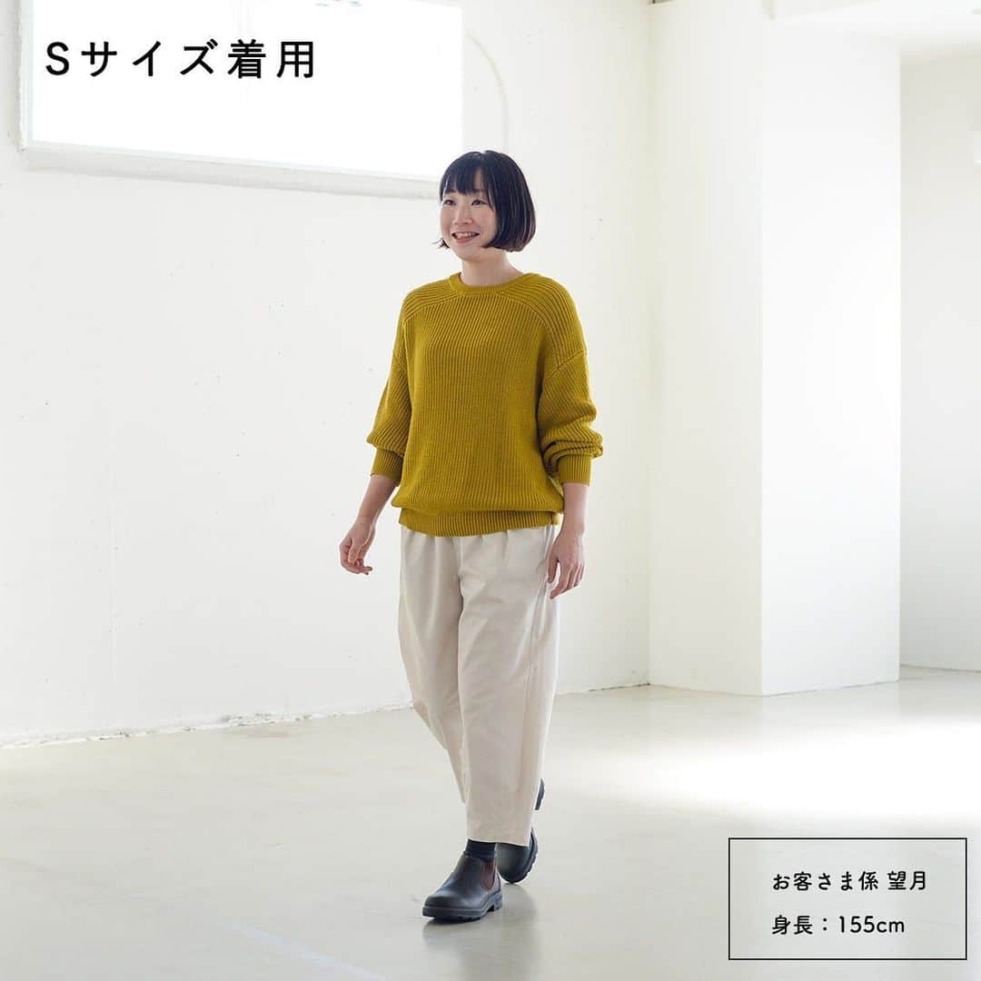 北欧、暮らしの道具店さんのインスタグラム写真 - (北欧、暮らしの道具店Instagram)「【スタッフ着用レビュー】どっちのサイズを選ぶ？春いちボトムスを、「はざま身長」のスタッフが試着してみました！ . - - - - - - - - - - - - この春、当店イチオシの春いちボトムス。 今年から「S・M・T」の３サイズ展開となりましたが、 「どちらのサイズを選ぶか悩む……」という お問い合わせを多数いただいております。  そこで今回、各推奨サイズの「はざま身長」の スタッフで試着会を行い、 フィット感や好みなどを基準に、 サイズを選んでみました。 . 【前編】は、155cm、156cmの スタッフがお届けします！ . - - - - - - - - - - - - - - - - - - - - ■ お客さま係 望月：155cm 春いちボトムスで選ぶなら：Sサイズ - - - - - - - - - - - - - - - - - - - - . 「お店でボトムスを買うときは、 SサイズとMサイズを両方 試着することが多いですね。  春いちボトムスもどちらのサイズが 自分に合うのか悩んでいましたが、 今回試着してみて、 ソックスがちらりと見えるくらいの丈感が 可愛いなと思ったので、Sサイズを選びました！  Sサイズでもウエストや太ももまわりに 程よいゆとりがあって、 窮屈な感じはないですね。  しゃがんだりする動作もスムーズにできました！ 自転車もすいすい漕げそうです〜。 . Mサイズは、ヒップまわりに さらにゆとりがありました。 Mサイズの場合は、丈はロールアップすると バランス良く着られそうです」 . - - - - - - - - - - - - - - - - - - - - ■ 商品プランナー 市川：156cm 春いちボトムスで選ぶなら：Mサイズ - - - - - - - - - - - - - - - - - - - - . 「産後から体型が変わり、 余計にウエスト周りが気になっているので、 ボトムスはまずLサイズから 試着することが多いんです。  この春いちボトムスの推奨身長はMサイズですが、 腰まわりのサイズ感がちょっぴり不安だったんです。 でも実際にはいてみると気にならず、 ややゆとりを感じるくらいでした！  あと、このMサイズは実際に 私が愛用しているものなんですが、 お洗濯するごとに愛着が増してます〜！ . 5回以上は洗っていますが、 この洗いざらしの風合いが好きで、 お洗濯後も特にアイロンはかけず、 そのままはいちゃいます。  一度洗うことで生地が柔らかくなって、 はき心地もより一層、 体に馴染んでいる気がしますね。  Tサイズは太ももまわりにさらに ゆとりがありました。 丈は足の甲にかぶるくらい長めなので、 ロールアップしてはくことが多くなりそう。  ゆとりがある分動きやすさはありますが、 私はジャスト丈のMサイズを選びたいですね」 . - - - - - - - - - - - - 春いちボトムス2020（全3サイズ） . ▶︎ プロフィールのリンクから、お値段・サイズなど詳しい情報をご覧いただけます。→@hokuoh_kurashi . #KURASHIandTripsPUBLISHING#KURASHIandTrips#fashion#coordinate#outfit#ファッション#コーデ#コーディネート#シンプルコーデ#今日のコーデ#春いちボトムス#レザースリッポン#春コーデ#シンプル#シンプルライフ#シンプルデザイン#暮らしを楽しむ#日々の暮らし#北欧#暮らし#北欧暮らしの道具店」2月28日 12時59分 - hokuoh_kurashi