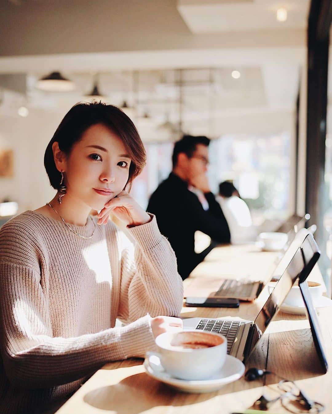 のインスタグラム：「. フリーランスで働き出して、 なんだかんだもう２年✍🏽✨時間経つの早🤭 満員電車に乗ることも少なくなったし、 休みもある程度自分で決められるから、 個人的には好きな働き方だなーって思う(๑′ᴗ‵๑) ・ だがしかし！！！ 正直、良いことばっかりじゃないです。。 特にお金の面💰 ずっと病院の看護師やってたから、 『決まった給料日になればお給料が振り込まれる』 そういうもんだったけど、 いろんな企業や出版社と仕事のやりとりしてるから、 クライアントによってお給料の支払いのタイミングも様々。お仕事頑張ったのに、 お給料がすぐ貰えないなんて事も👉🏽👈🏽 ・ ・ フリーランス・個人事業主を支えるお金と保険のサービス 『フリーナンス』　@freenance_jp アカウントを無料開設するだけで、 フリーランス特化型の損害賠償保険「あんしん補償」がついて、 更には請求書を審査が完了すれば数%の手数料で買い取ってくれたりするんだって👏🏽✨ こんなシステムがあるなんてありがたすぎる。 今すぐ必要性を感じなくても、 こうしてお金や保険の意識を持っておくことってほんと大事。 基本無料だそうなので、 私もやってみようと思います🌞 ・ ・ #ブロガー#ライター#PR#FREENANCE#フリーナンス#個人事業主#フリーランス#GMO」